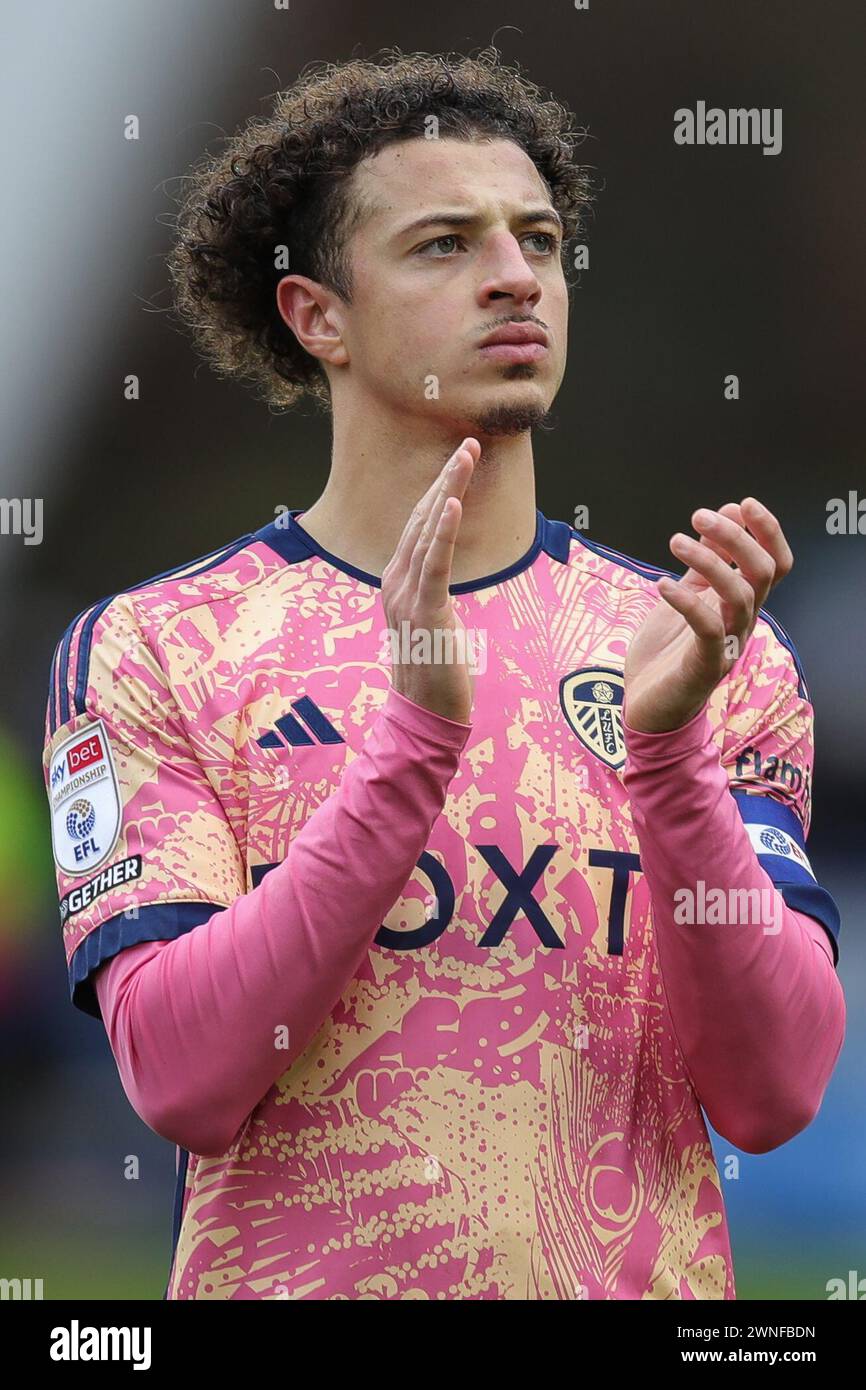 Un devoto Ethan Ampadu del Leeds United batte le mani e applaude i tifosi a tempo pieno dopo la partita del Campionato Sky Bet Huddersfield Town vs Leeds United al John Smith's Stadium, Huddersfield, Regno Unito, 2 marzo 2024 (foto di James Heaton/News Images) Foto Stock
