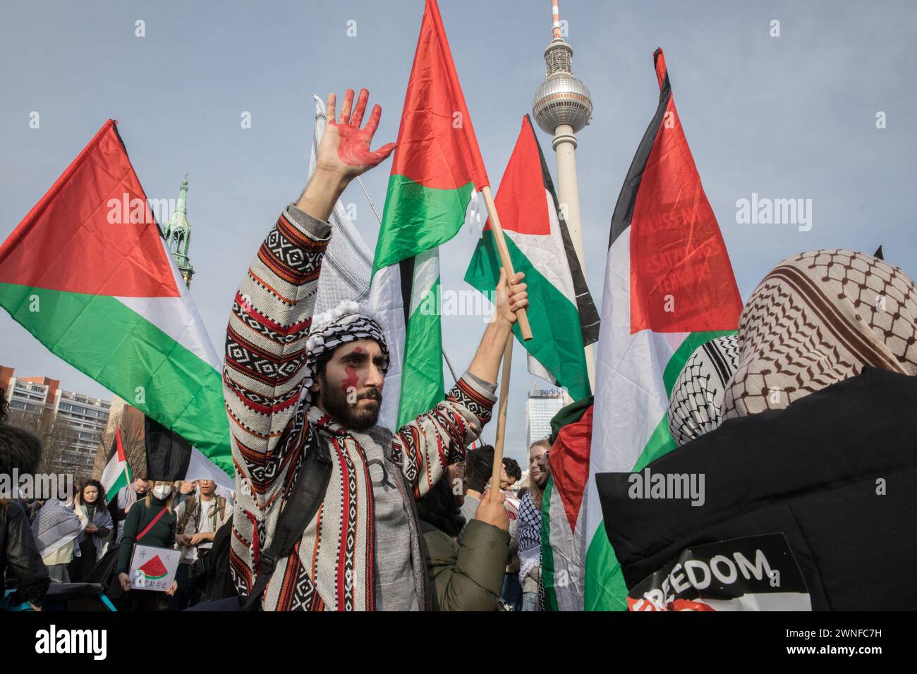 Berlino, Germania. 2 marzo 2024. 2 marzo 2024, Berlino, Germania: A Berlino, il 2 marzo, 2024, una protesta ha avuto luogo nel mezzo della guerra Israele-Hamas a Gaza. Il raduno è iniziato al Neptunbrunnen e ha coinvolto una grande folla che ha vocalizzato una serie di slogan. Tra gli slogan cantati dai manifestanti c'erano frasi come "Palestina libera” e "resistenza giustificata quando la Palestina è occupata”. Essi includevano anche critiche dirette ai leader politici globali, con canti come "Biden, vedrete, la Palestina sarà libera", indicando l'insoddisfazione per il sostegno internazionale a Israele. Credito Foto Stock