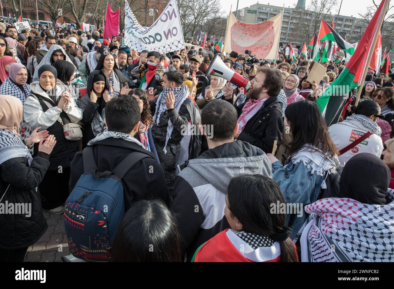 Berlino, Germania. 2 marzo 2024. 2 marzo 2024, Berlino, Germania: A Berlino, il 2 marzo, 2024, una protesta ha avuto luogo nel mezzo della guerra Israele-Hamas a Gaza. Il raduno è iniziato al Neptunbrunnen e ha coinvolto una grande folla che ha vocalizzato una serie di slogan. Tra gli slogan cantati dai manifestanti c'erano frasi come "Palestina libera” e "resistenza giustificata quando la Palestina è occupata”. Essi includevano anche critiche dirette ai leader politici globali, con canti come "Biden, vedrete, la Palestina sarà libera", indicando l'insoddisfazione per il sostegno internazionale a Israele. Credito Foto Stock