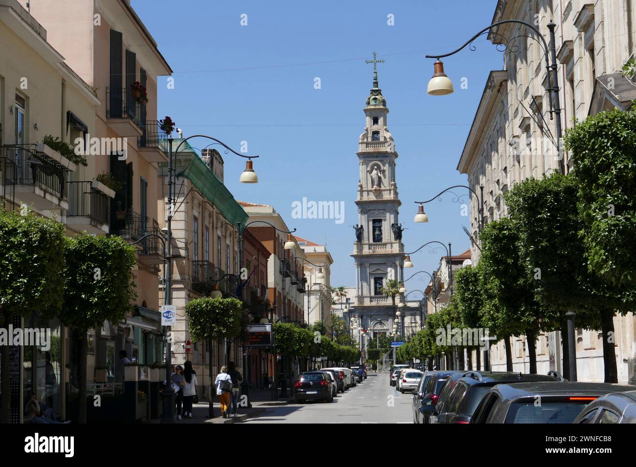 Pompei, Italia - 22 maggio 2016: Veduta della strada principale nel sottobosco di Pompei. Sullo sfondo la torre del Pontificio Santuario della Beata Vergine della Rosa Foto Stock