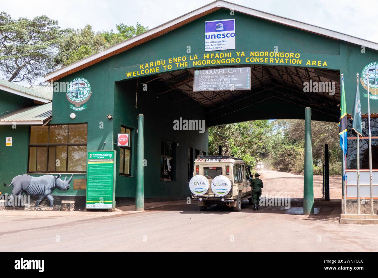 Ngorongoro, Tanzania, 25 ottobre 2023. Ingresso al Parco Nazionale di Ngorogoro Foto Stock