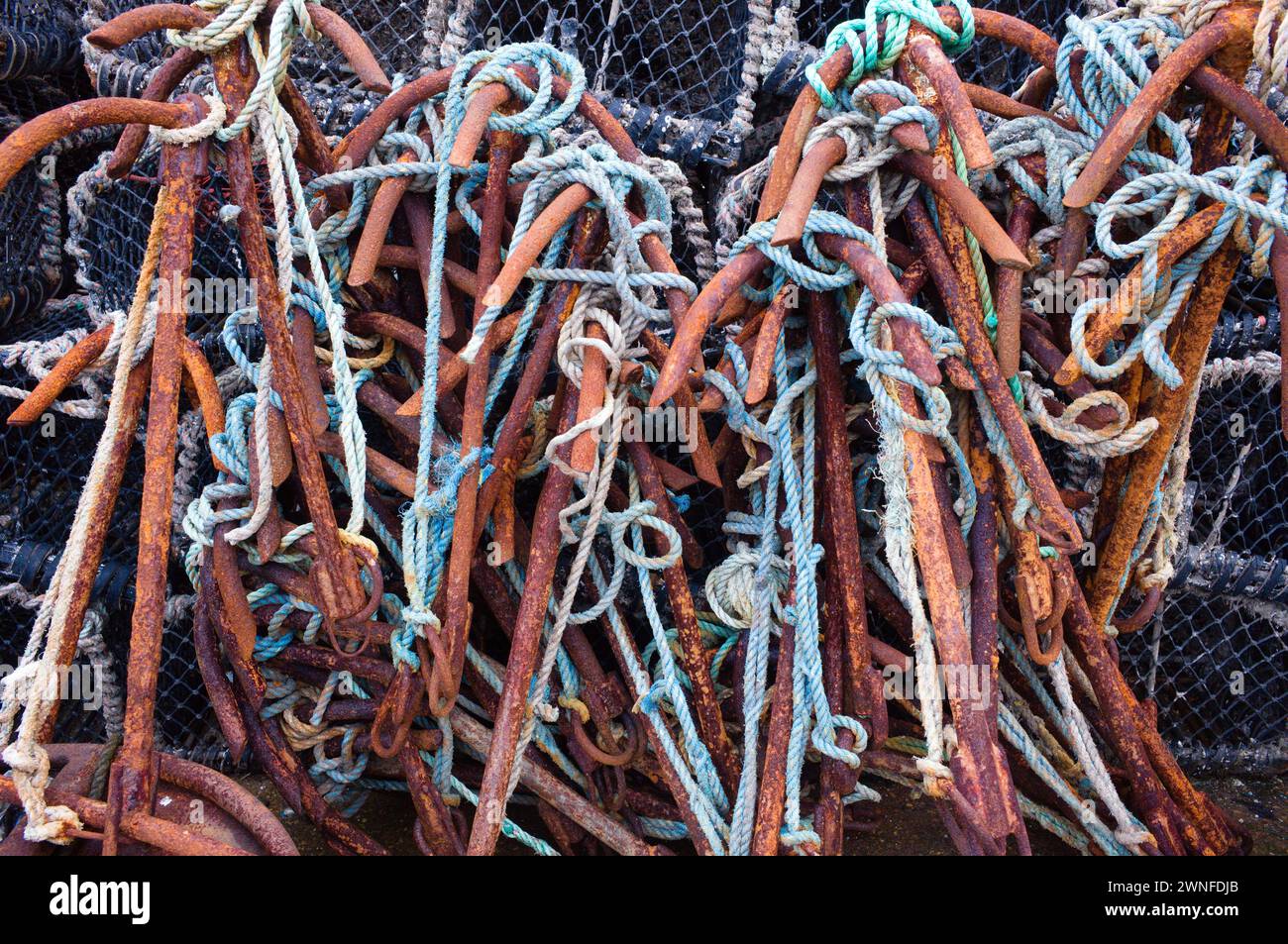 Barre di metallo e corde appese tra l'attrezzatura da pesca al porto di Scarborough Foto Stock