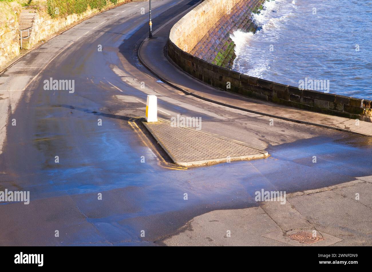 Un pezzo di strada molto noioso con un'isola di traffico sulla costa di Scarborough Foto Stock