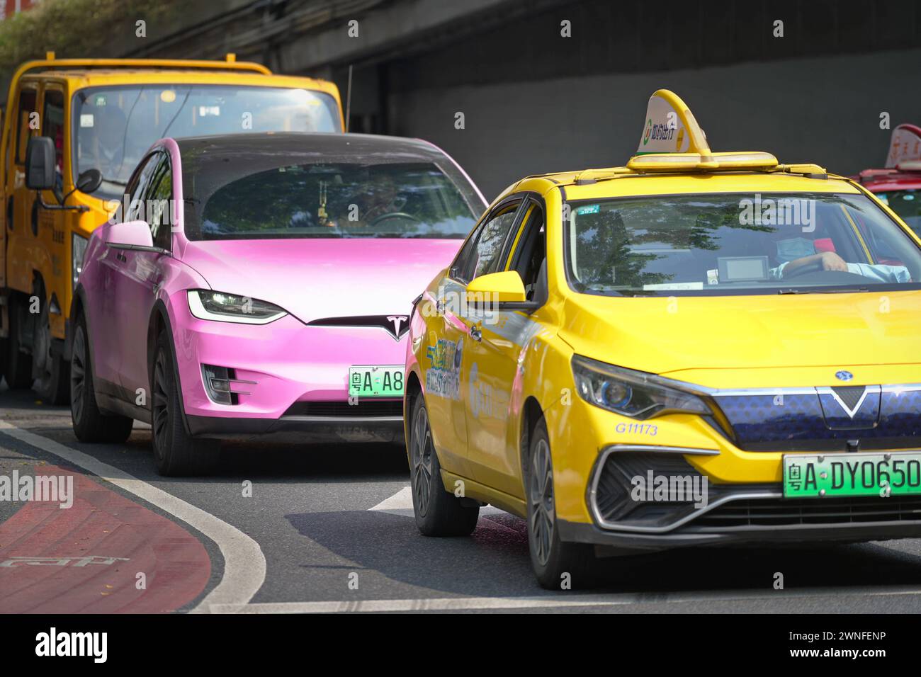 GUANGZHOU, CINA - 22 febbraio 2024: Elettrificazione delle flotte di taxi a GUANGZHOU, tutti i taxi in città funzionano con nuova energia Foto Stock