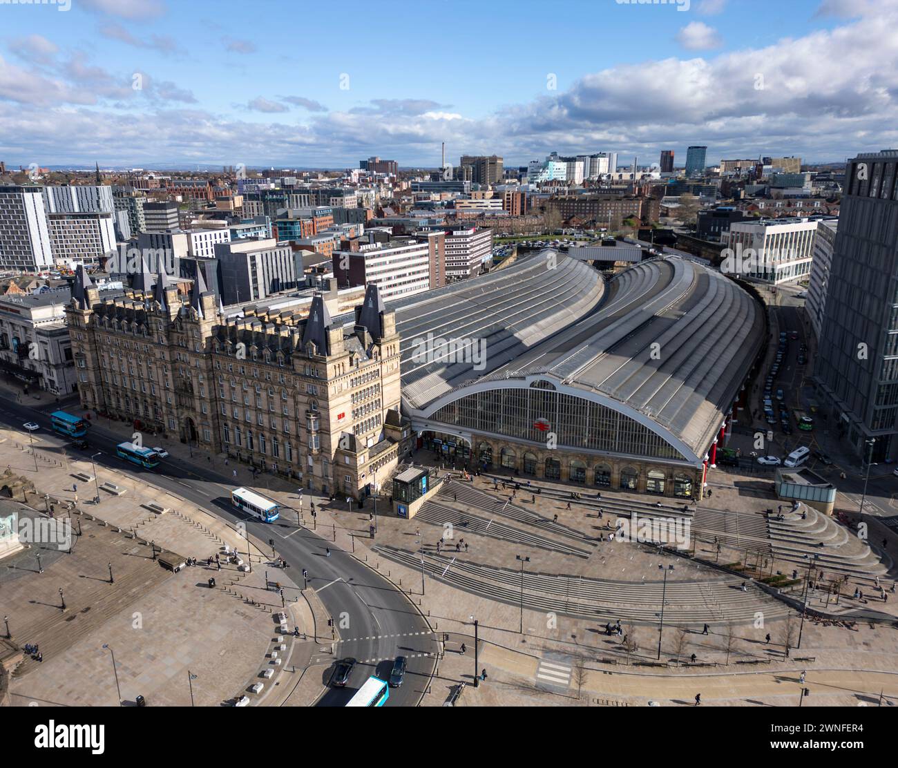 Vista aerea della stazione di Liverpool Lime Street e del Radisson RED Liverpool Hotel, Merseyside, Inghilterra Foto Stock