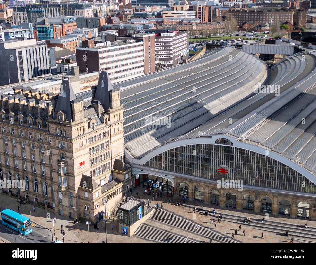 Vista aerea della stazione di Liverpool Lime Street e del Radisson RED Liverpool Hotel, Merseyside, Inghilterra Foto Stock