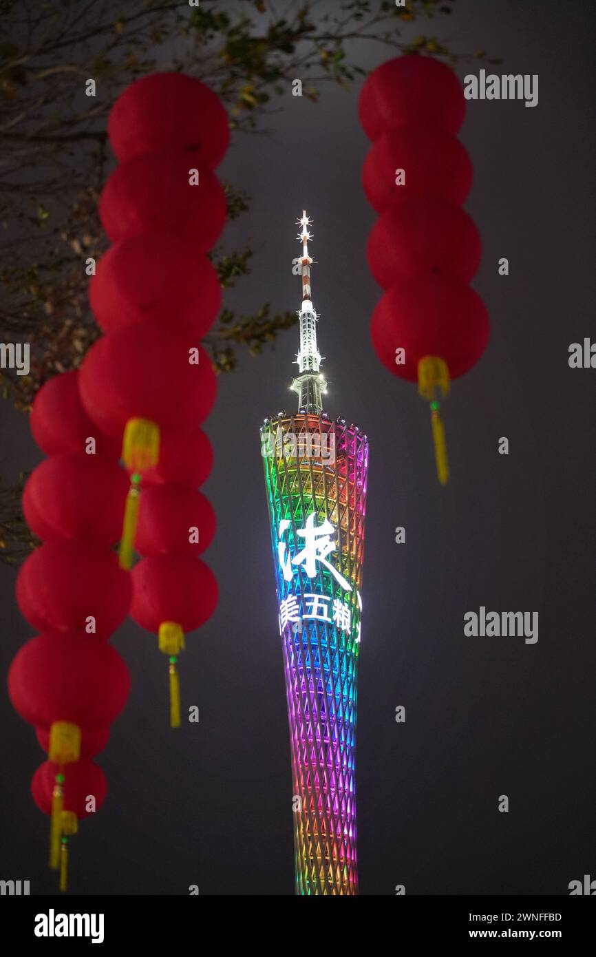 GUANGZHOU, CINA - 22 febbraio 2024: Vista notturna della Canton Tower Foto Stock