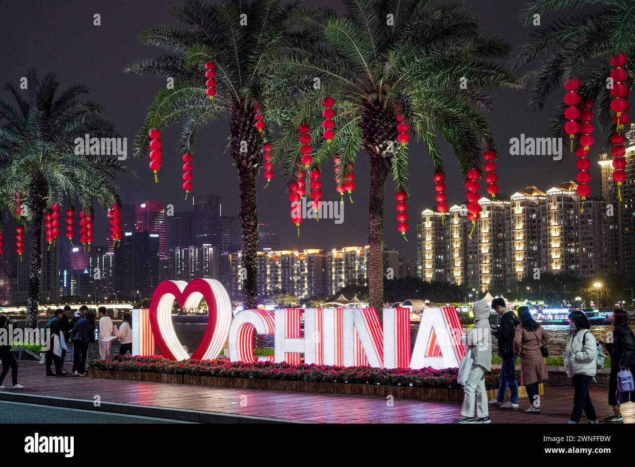 GUANGZHOU, CINA - 22 febbraio 2024: Vista notturna del lungomare con segno d'amore Cina Foto Stock
