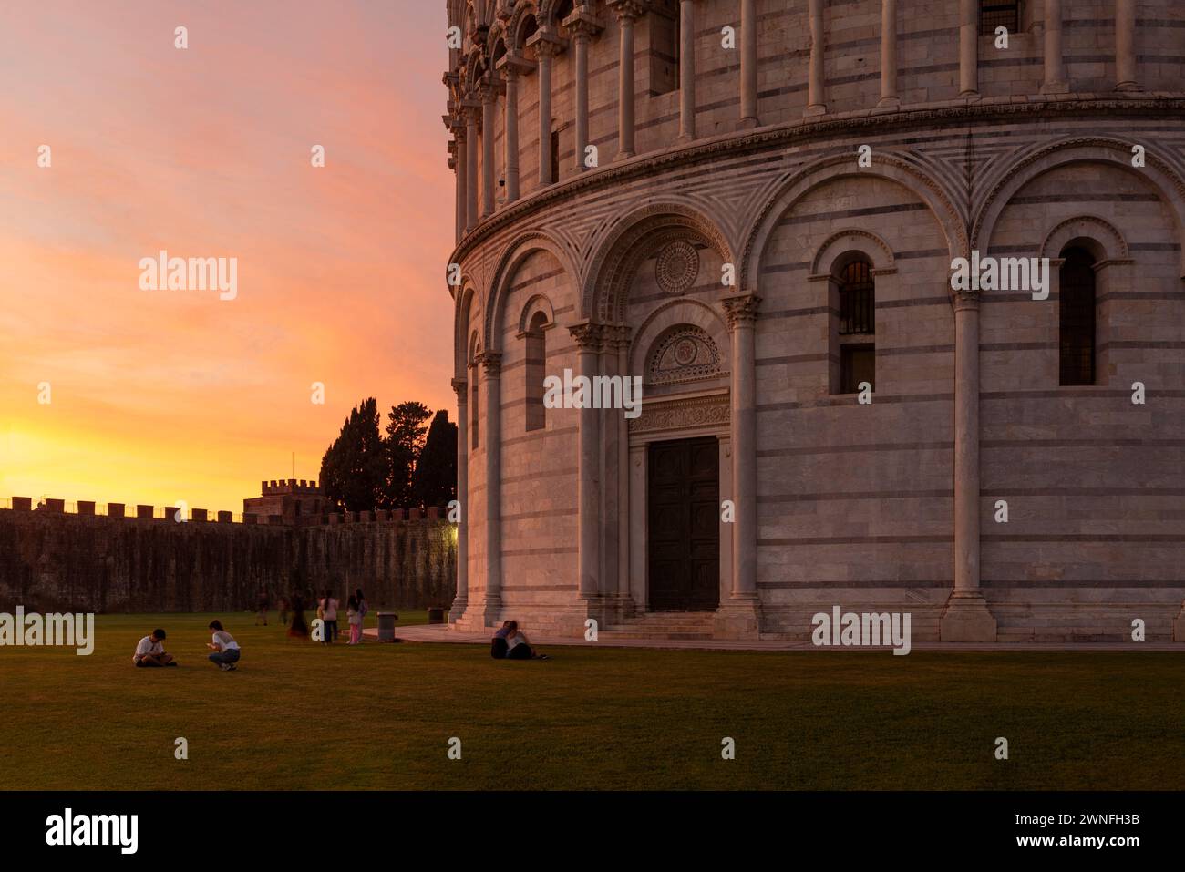 Il Battistero sulla Piazza dei Miracoli a Pisa si illumina nel tramonto dorato, in Toscana, in Italia Foto Stock