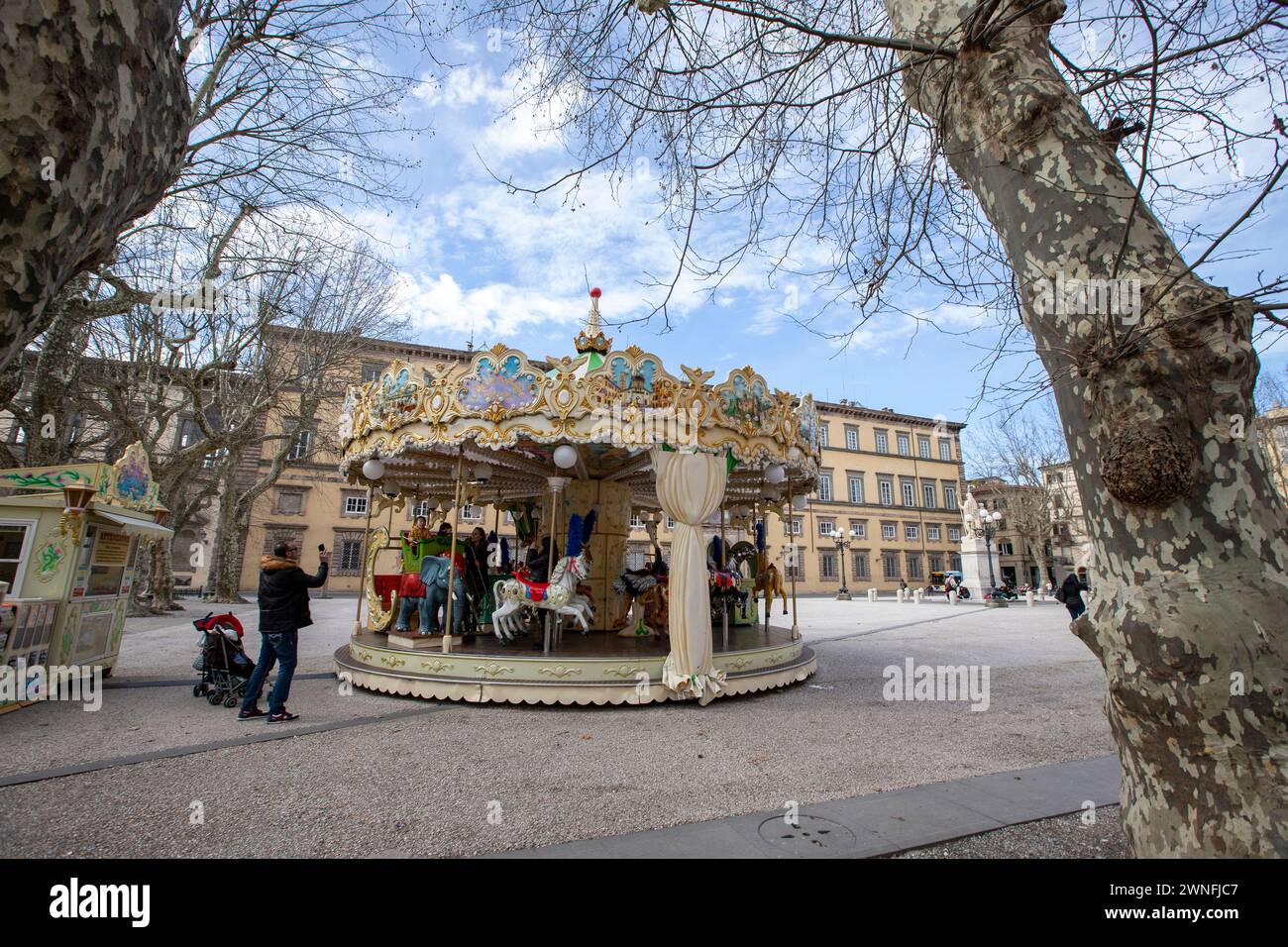Lucca, Italia - fev28, 2023 - colorata giostra di fronte al Palazzo Ducale in Piazza Napoleone nel centro storico della città medievale di Lucca Foto Stock