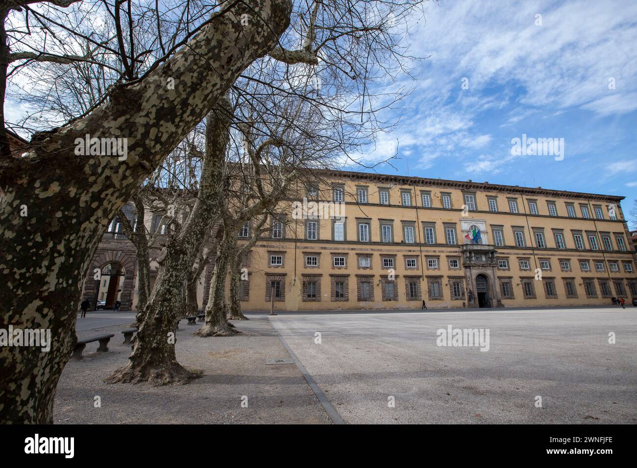 Palazzo Ducale in Piazza Napoleone nel centro storico della città medievale di Lucca Foto Stock