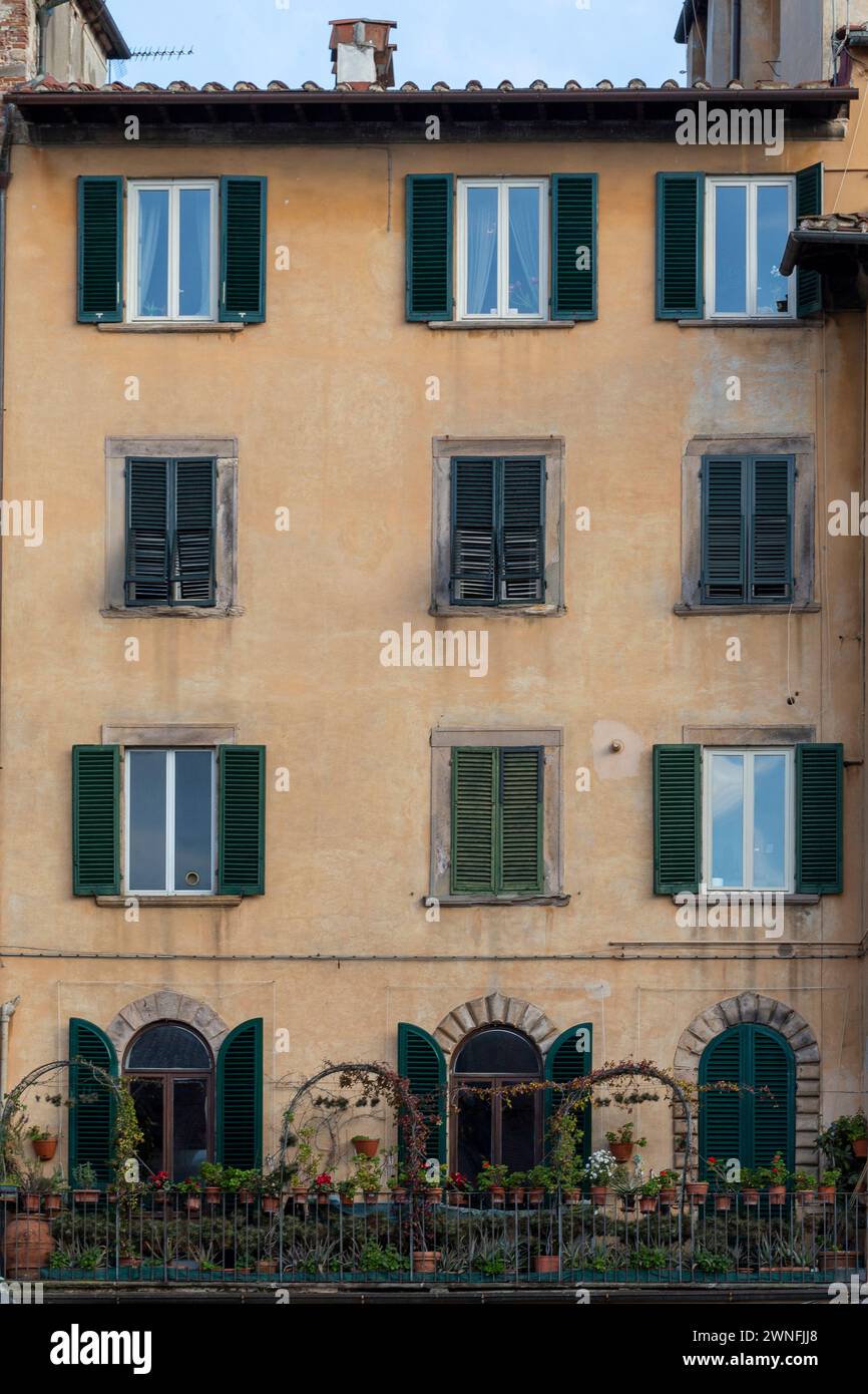 Esterno di edifici tipici italiani a Lucca, Toscana, Italia. Foto Stock
