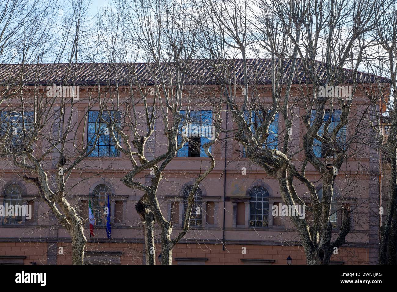 Esterno di tipici edifici italiani in Piazza Napoleone nel centro storico della città medievale di Lucca, Italia Foto Stock