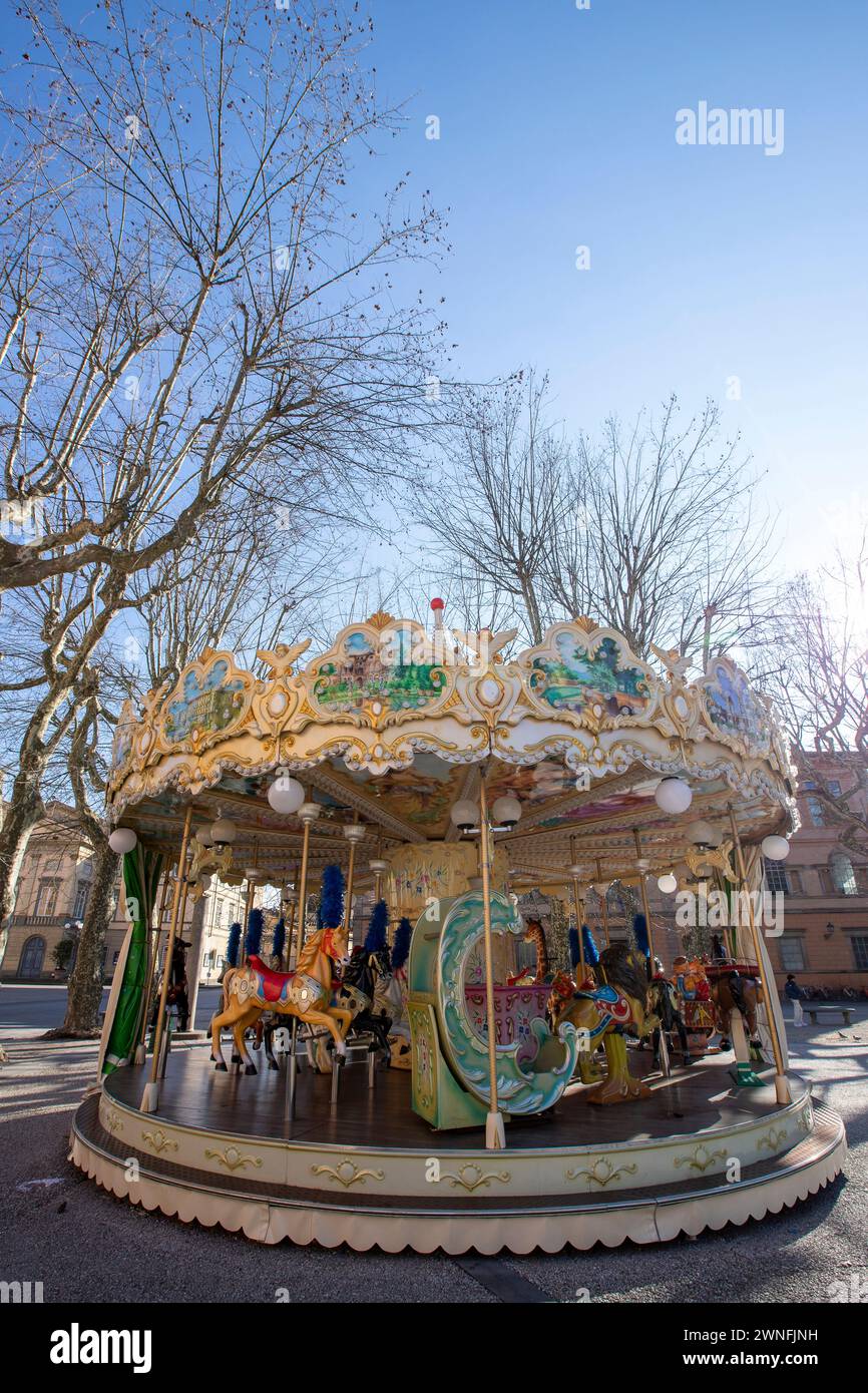 Giostra colorata in Piazza Napoleone nel centro storico di Lucca, Italia Foto Stock