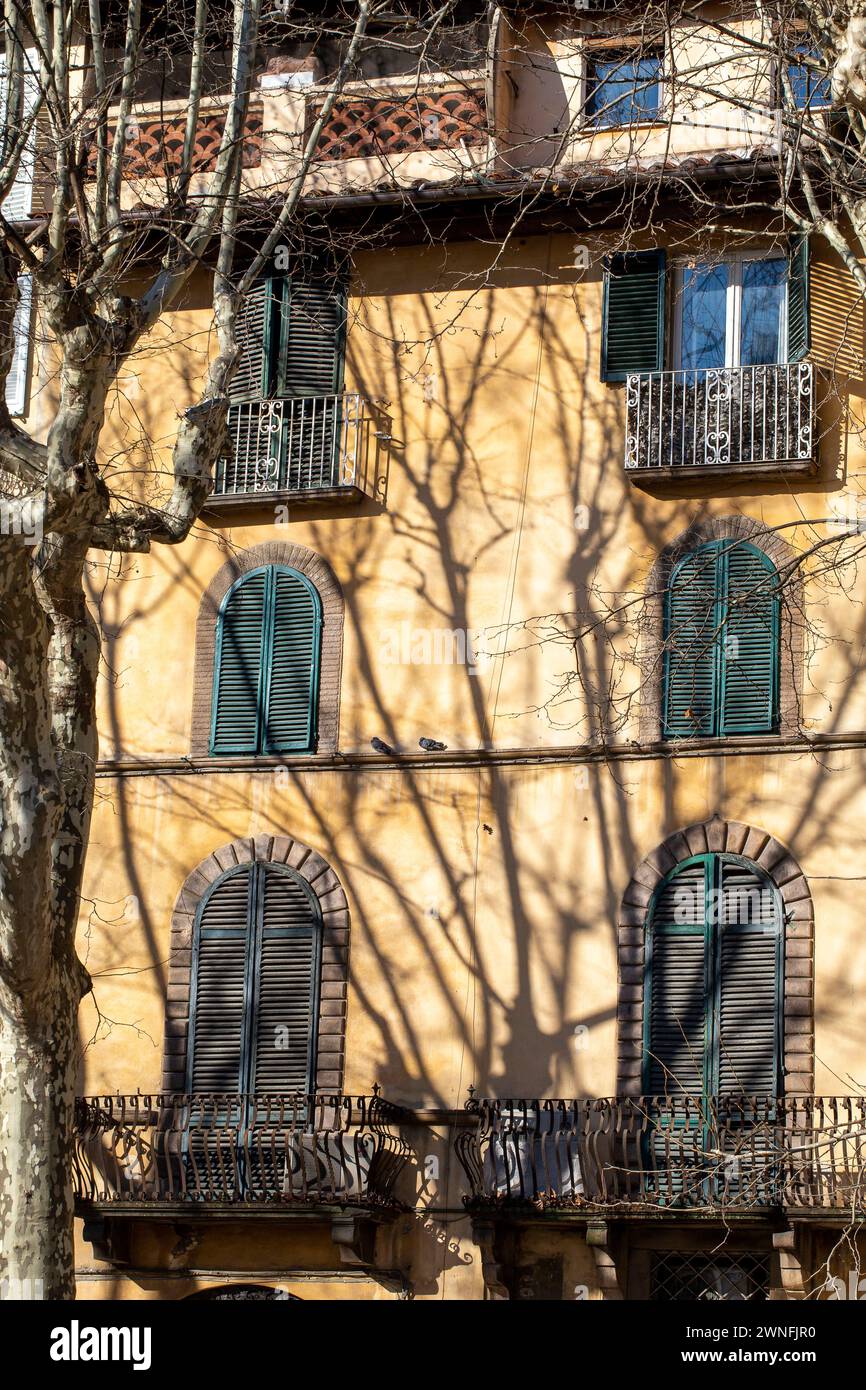 Esterno di tipici edifici italiani in Piazza Napoleone nel centro storico della città medievale di Lucca, Italia Foto Stock