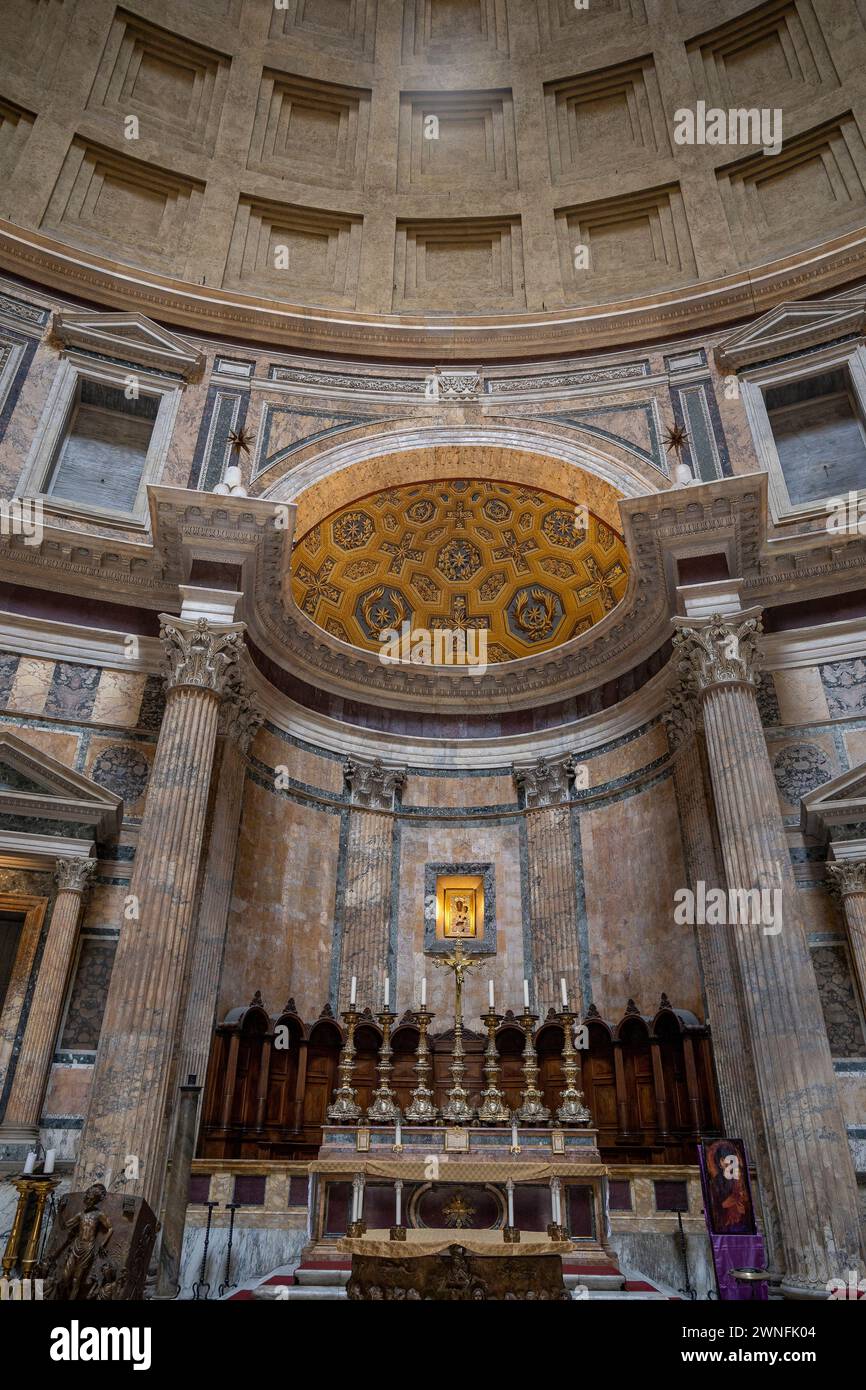 Roma, Italia - 03 marzo 2023 - l'Antico Pantheon romano è un'attrazione turistica di Roma. Panorama dell'interno del Pantheon. Immagine orizzontale dell'altare INS Foto Stock