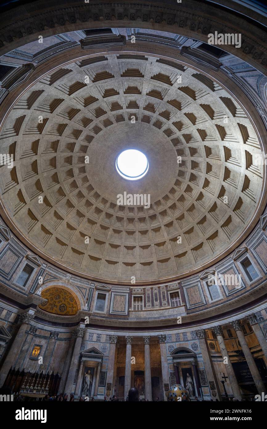 Roma, Italia - 03 marzo 2023 - dentro il Pantheon, Roma, Italia. L'antico Pantheon romano è un'attrazione turistica di Roma. Panorama dell'interno del Pantheon. Trave Foto Stock
