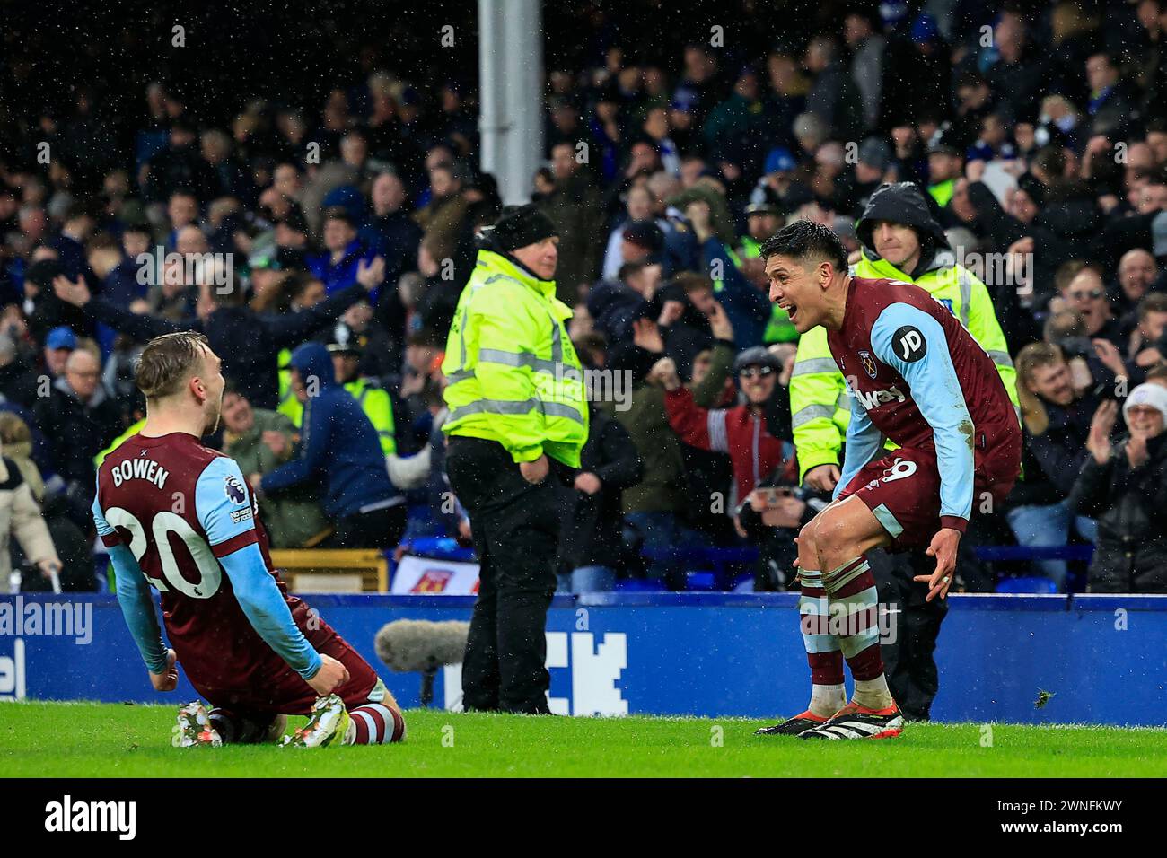 Edson Alvarez del West Ham United celebra il suo punteggio di 1-3 durante la partita di Premier League Everton vs West Ham United al Goodison Park, Liverpool, Regno Unito, 2 marzo 2024 (foto di Conor Molloy/News Images) Foto Stock