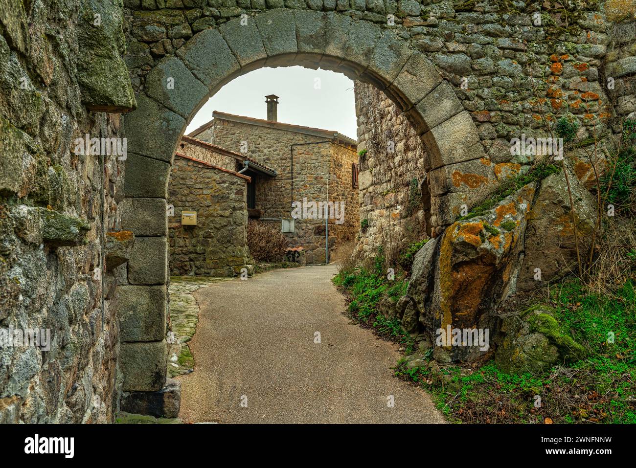 Scorci delle vecchie case medievali e la passeggiata di pattuglia nel piccolo villaggio di Chambles. Chambles, dipartimento della Loira, Francia Foto Stock