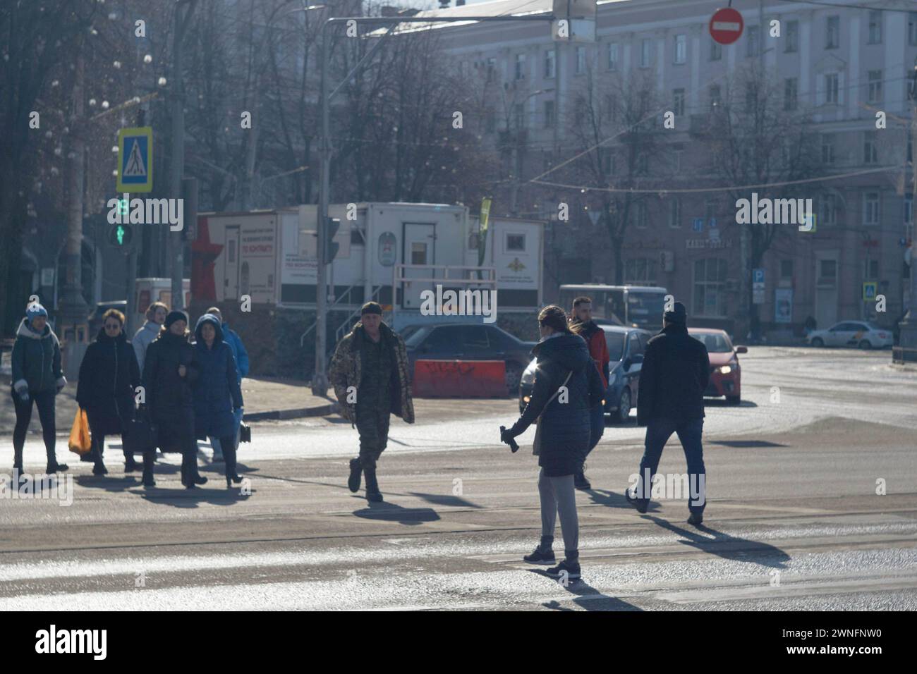 1 marzo 2024, Voronezh, Russia: I pedoni attraversano di fronte alla stazione ferroviaria e un punto di registrazione per il servizio militare, alla fine di febbraio - inizio di marzo, il calore primaverile è arrivato alla città più di un milione di euro della Russia centrale, Voronezh. I fanghi e le pozzanghere non impedirono ai residenti di Voronezh di vedere i cartelli della campagna elettorale sui cartelli stradali. Le elezioni presidenziali nella Federazione russa sono previste per il 17 marzo. Quattro candidati partecipano alle elezioni, tre dei quali appoggiano pienamente le politiche dell'attuale presidente Vladimir Putin. E il quarto è l'attuale pr Foto Stock