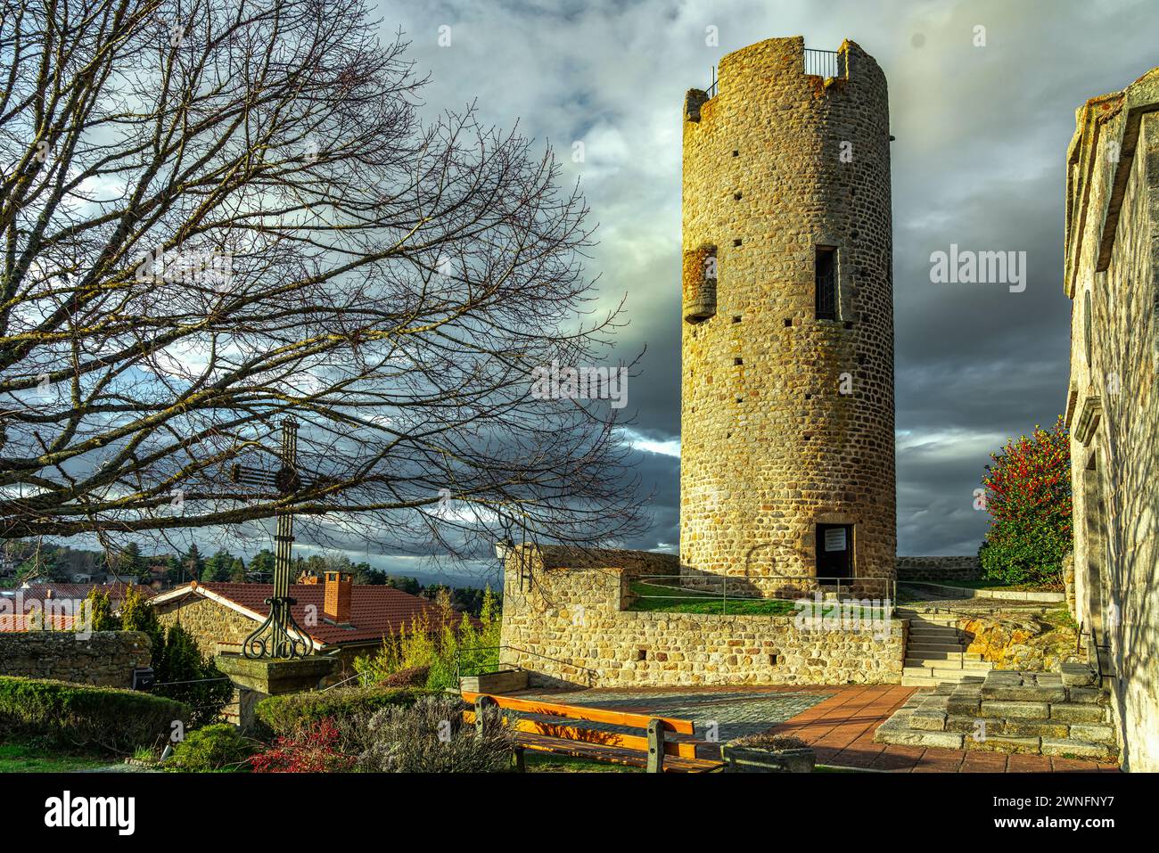 La Torre medievale di Chambles, costruita nell'XI secolo e alta 18 metri. Chambles, dipartimento della Loira, Francia Foto Stock