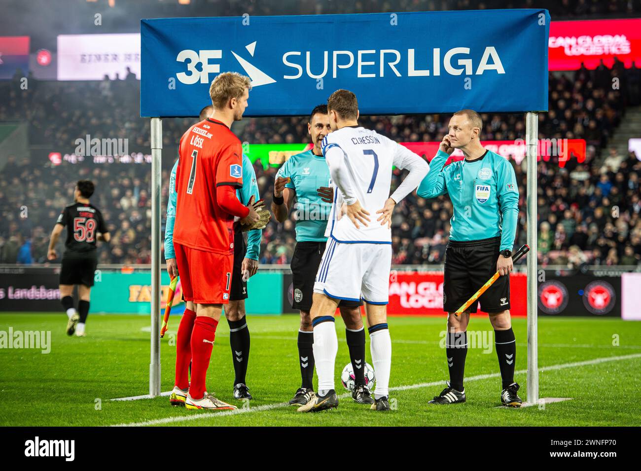 Herning, Danimarca. 1 marzo 2024. Il portiere Jonas Lössl (1) di FC Midtjylland e Viktor Claesson (7) og FC Copenhagen visto con l'arbitro Sandi Putros durante il 3F Superliga match tra FC Midtjylland e FC Copenhagen all'MCH Arena di Herning. (Photo Credit: Gonzales Photo/Alamy Live News Foto Stock