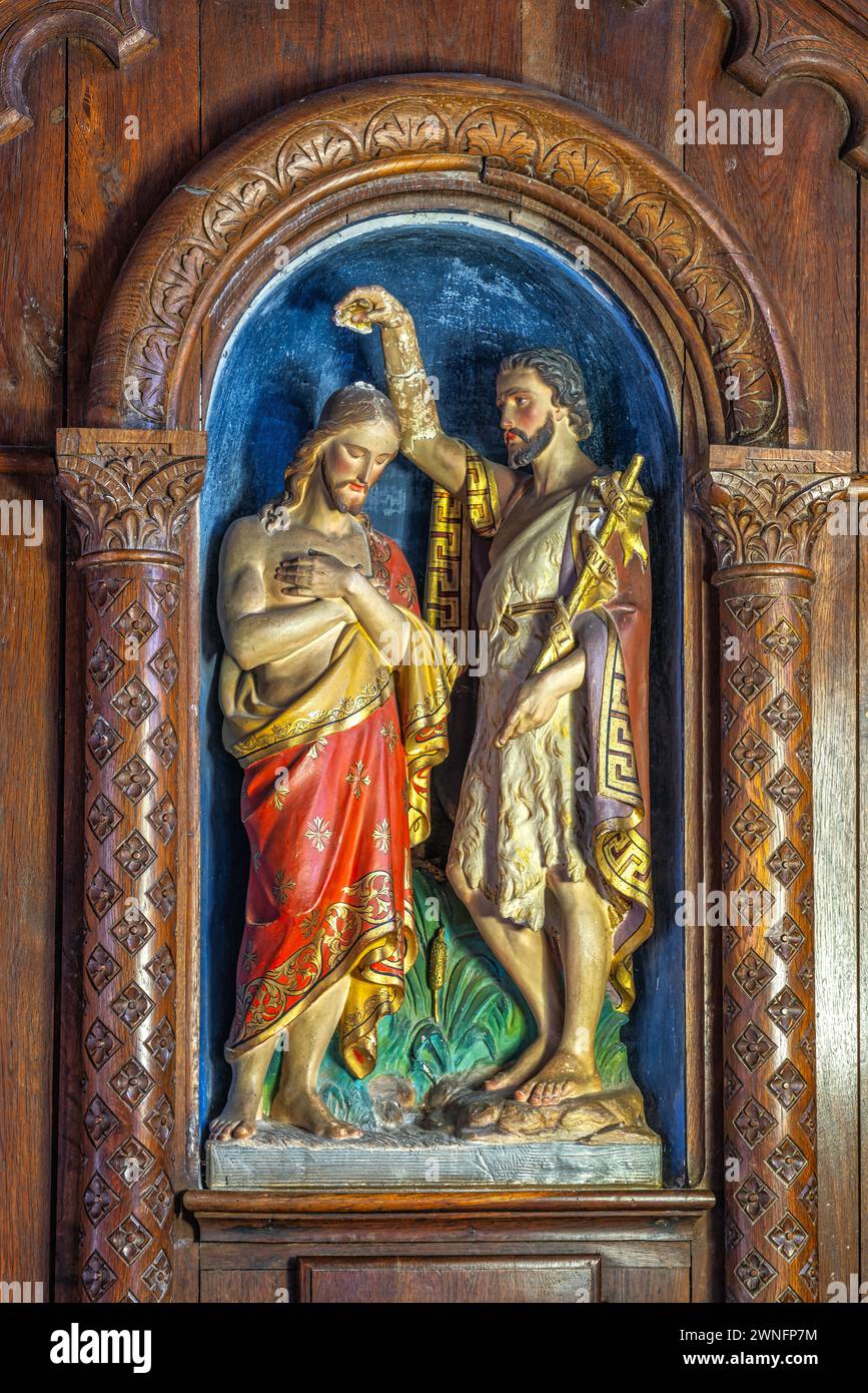 In una nicchia nella chiesa medievale di San Pietro a Chambles il battesimo di Cristo. Chambles, dipartimento della Loira, regione Auvergne-Rhône-Alpes, Francia Foto Stock