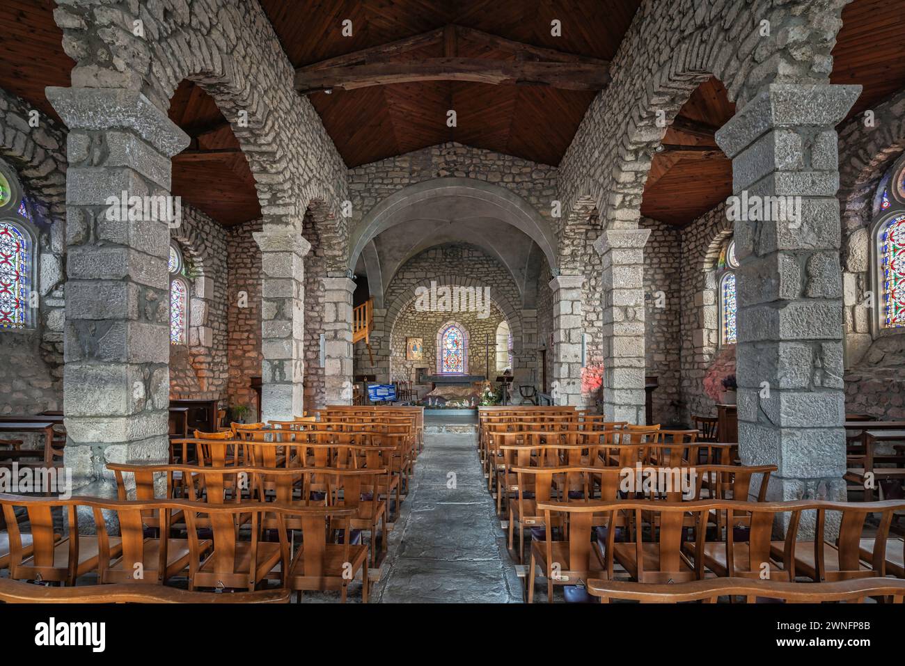 Interno della chiesa medievale in pietra dedicata a Saint Pierre a Chambles. Chambles, dipartimento della Loira, regione Auvergne-Rhône-Alpes, Francia, Europa Foto Stock