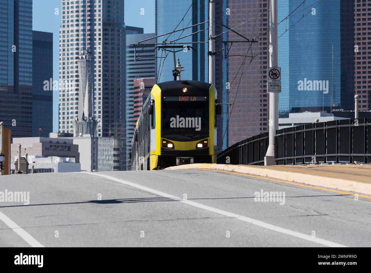 Treno pendolare per East LA che sale sul ponte 1st Street nel centro di Los Angeles in California. Foto Stock