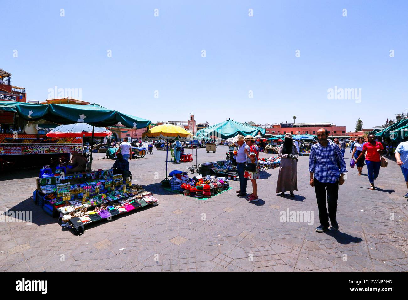 Marrakech, Morroco - 28 maggio 2019 - venditori ambulanti e turisti nella tradizionale piazza Jamaa el Fna (anche Jemaa el-Fnaa, Djema el-Fna o Djemaa el-Fnaa Foto Stock