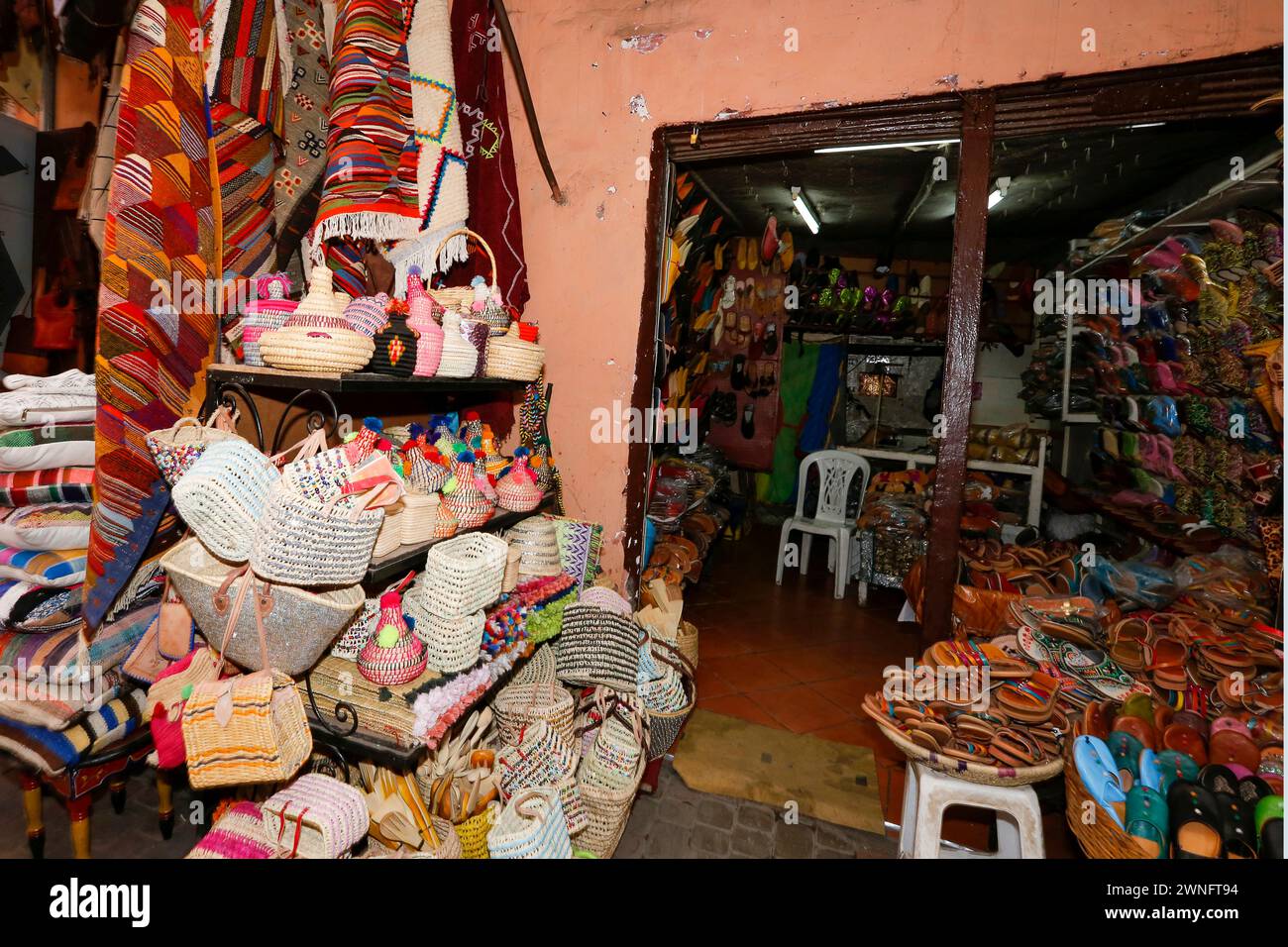 Negozio di souvenir sulla piazza Jamaa el Fna mercato nella vecchia Medina, Marrakech, Marocco Foto Stock
