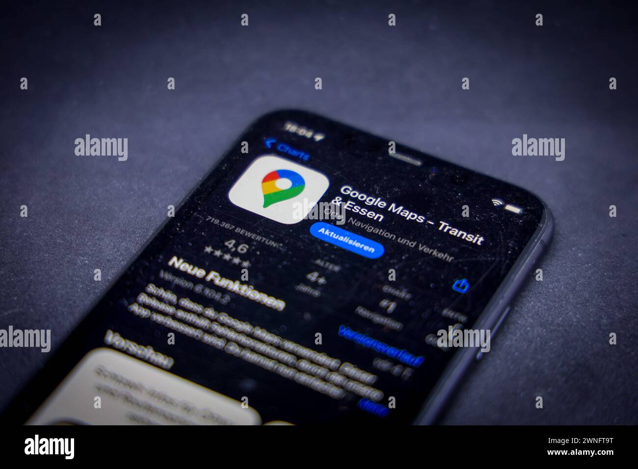 Apple App Store auf einem iPhone. Apps-Charts - gratis - Google Maps - Transit & Essen. // 02.03.2024 *** Apple App Store su iPhone App Charts gratuito Google Maps Transit Essen 02 03 2024 Foto Stock