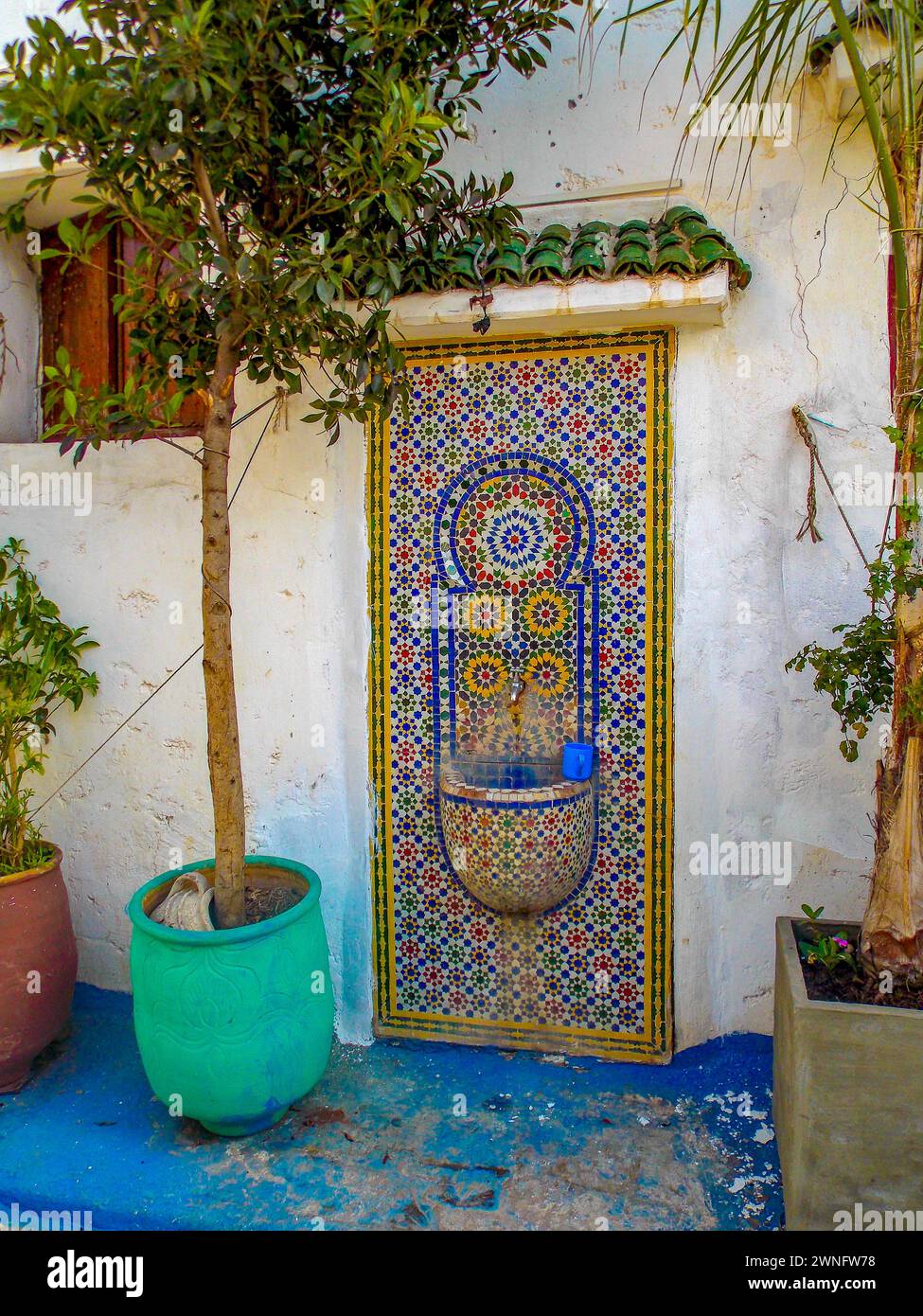 Splendida fontana con decorazioni ornamentali tipiche dell'architettura marocchina Foto Stock