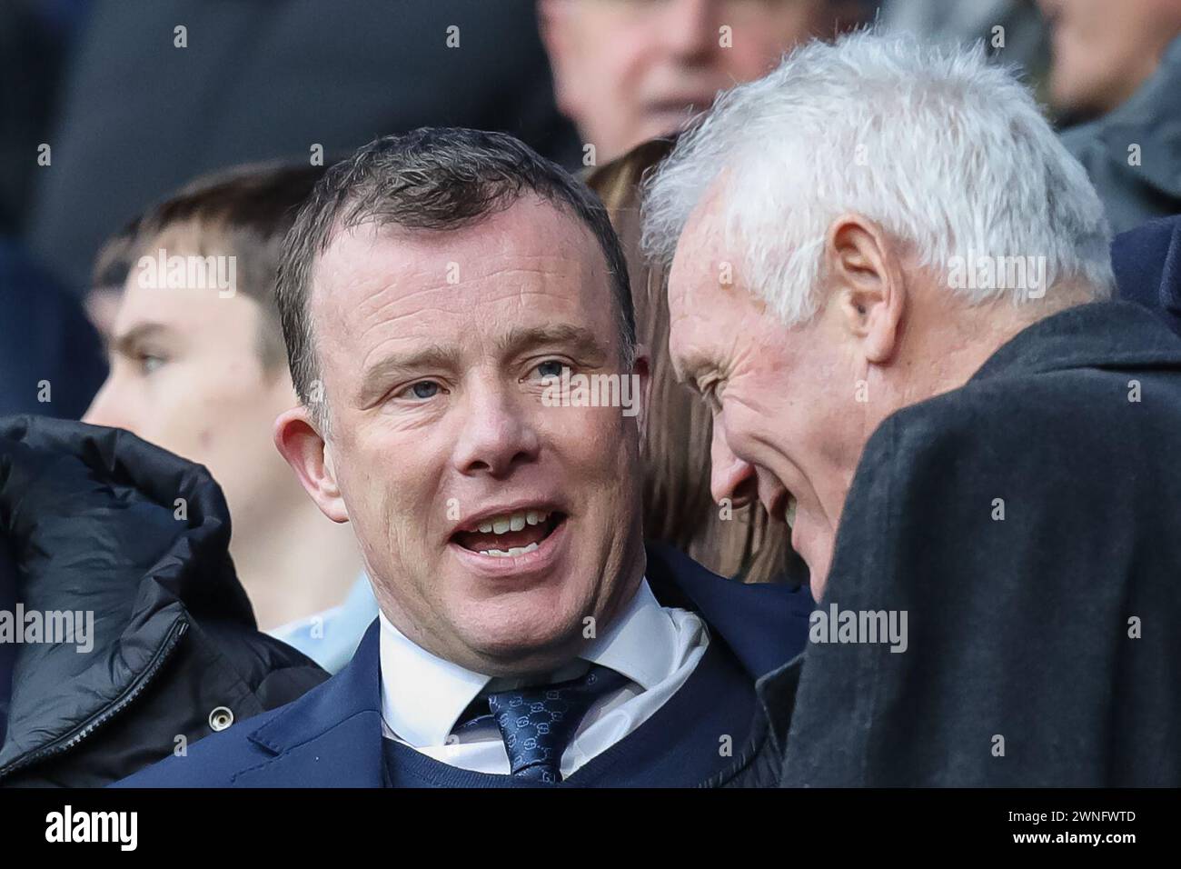 Angus Kinnear, amministratore delegato del Leeds United, parla con l'ex giocatore Eddie Gray alla presenza durante la partita del Campionato Sky Bet Huddersfield Town vs Leeds United allo stadio John Smith, Huddersfield, Regno Unito, 2 marzo 2024 (foto di James Heaton/News Images) Foto Stock