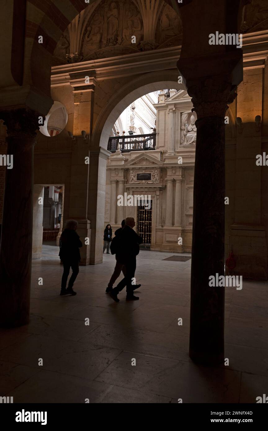 Moschea/Cattedrale di Cordova interni e alti soffitti che sostengono un enorme tetto con 853 spesse colonne di marmo e archi a semicerchio prodotti da ja Foto Stock