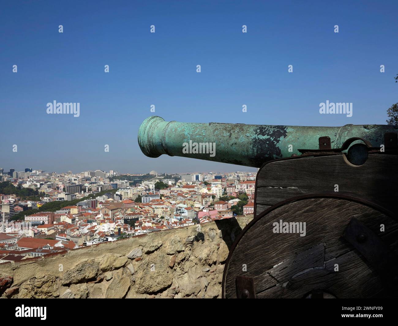 Vecchio cannone al Castello di San Giorgio e vista aerea del quartiere di Alfama nel centro di Lisbona Foto Stock