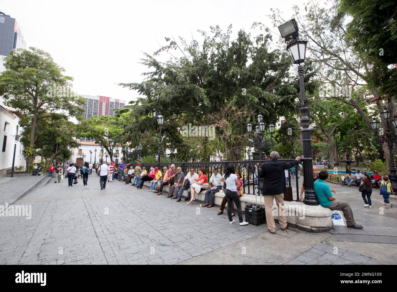 Caracas, Venezuela - 6 maggio 2014 - persone riposano in piazza Simon Bolivar nella storica città di Caracas, Venezuela Foto Stock