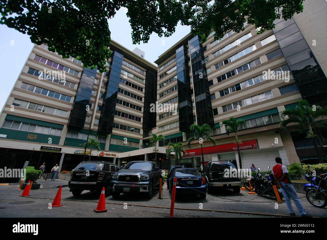 Caracas, Venezuela - 6 maggio 2014 - città del centro con piazza e edificio a Caracas, Venezuela Foto Stock