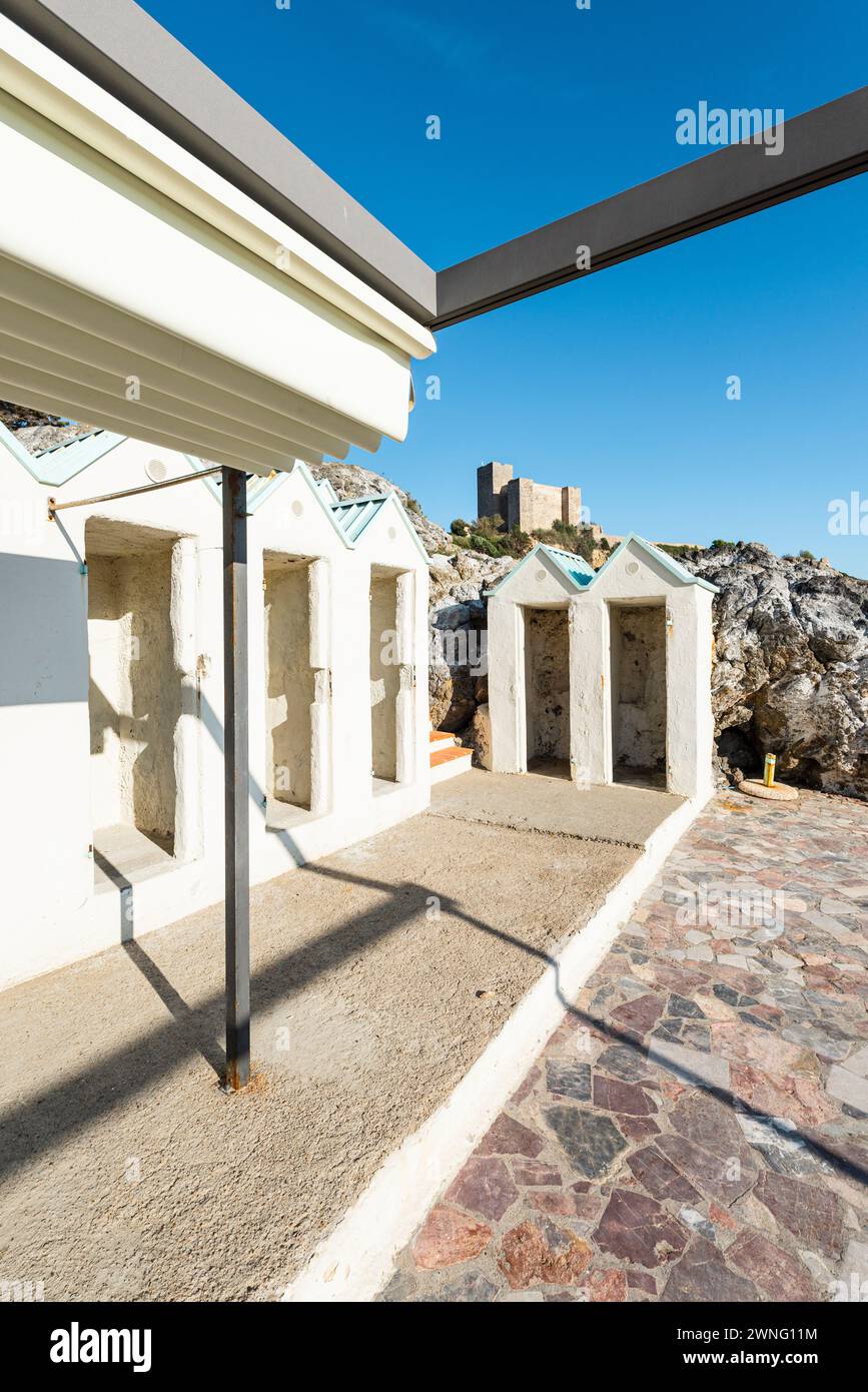 Gli spogliatoi aperti e senza porte dell'area bagno delle donne a Talamone fuori stagione, Toscana, Italia Foto Stock