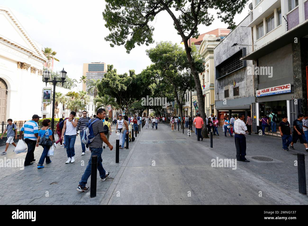 Caracas, Venezuela - 06 maggio 2014 - le persone camminano per le strade centrali di Caracas , Venezuela Foto Stock