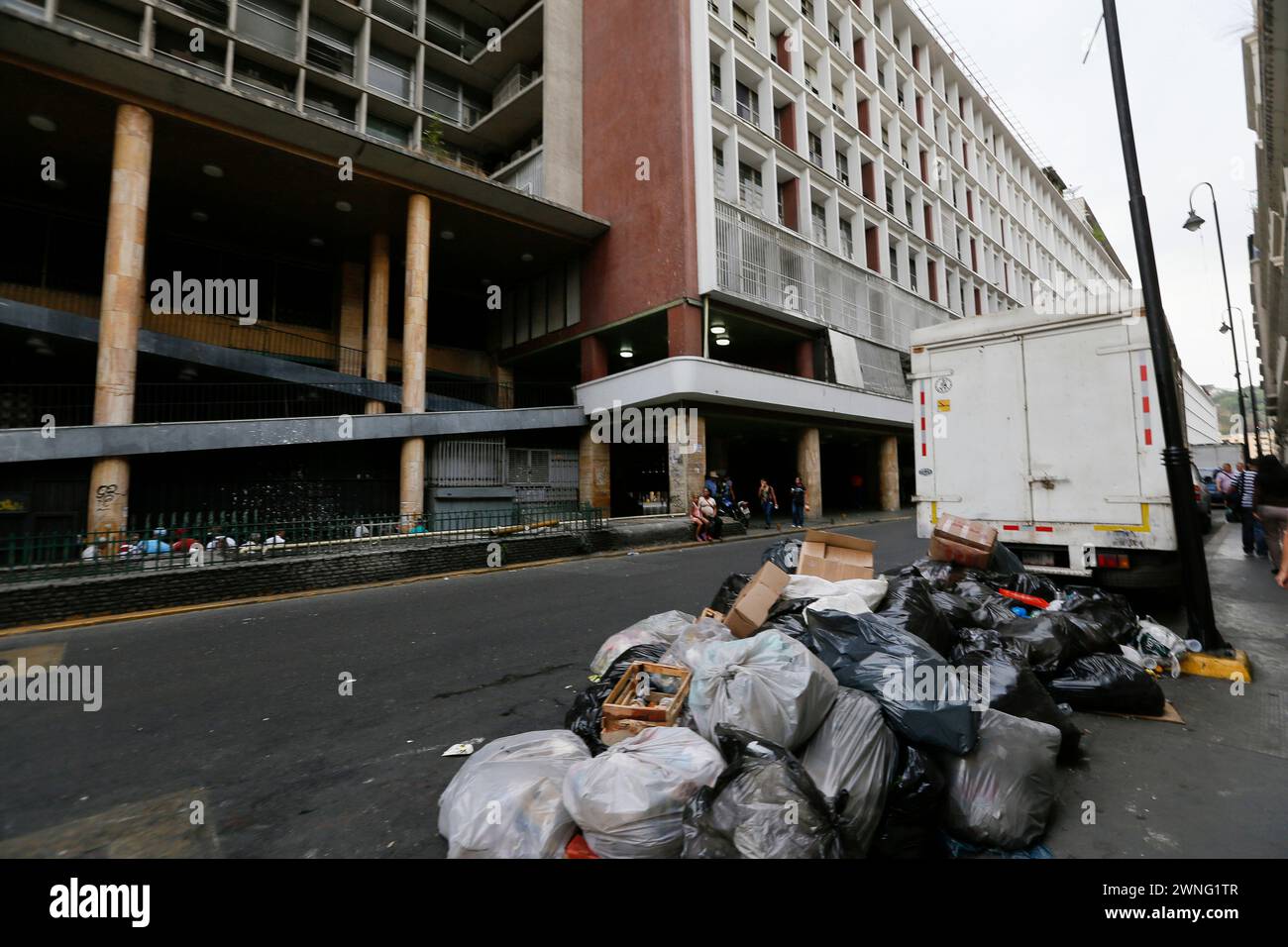 Caracas, Venezuela - 6 maggio 2014 - Vista del centro di Caracas con rifiuti sulla strada Foto Stock