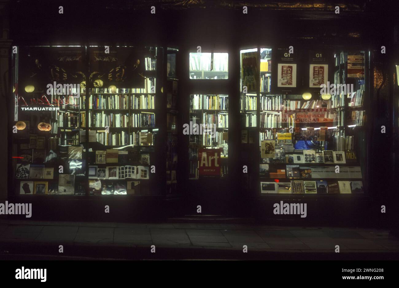 1996 foto d'archivio della libreria Charing Cross Road di notte. Foto Stock