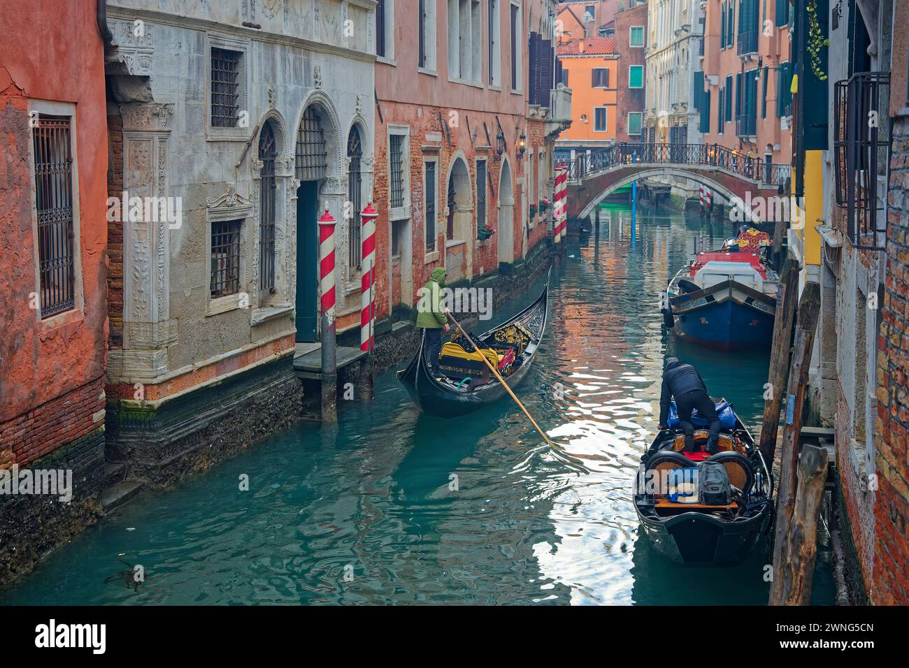 VENEZIA, ITALIA, 2 febbraio 2024: Le gondole sono mezzi di trasporto tradizionali nei canali di Venezia Foto Stock