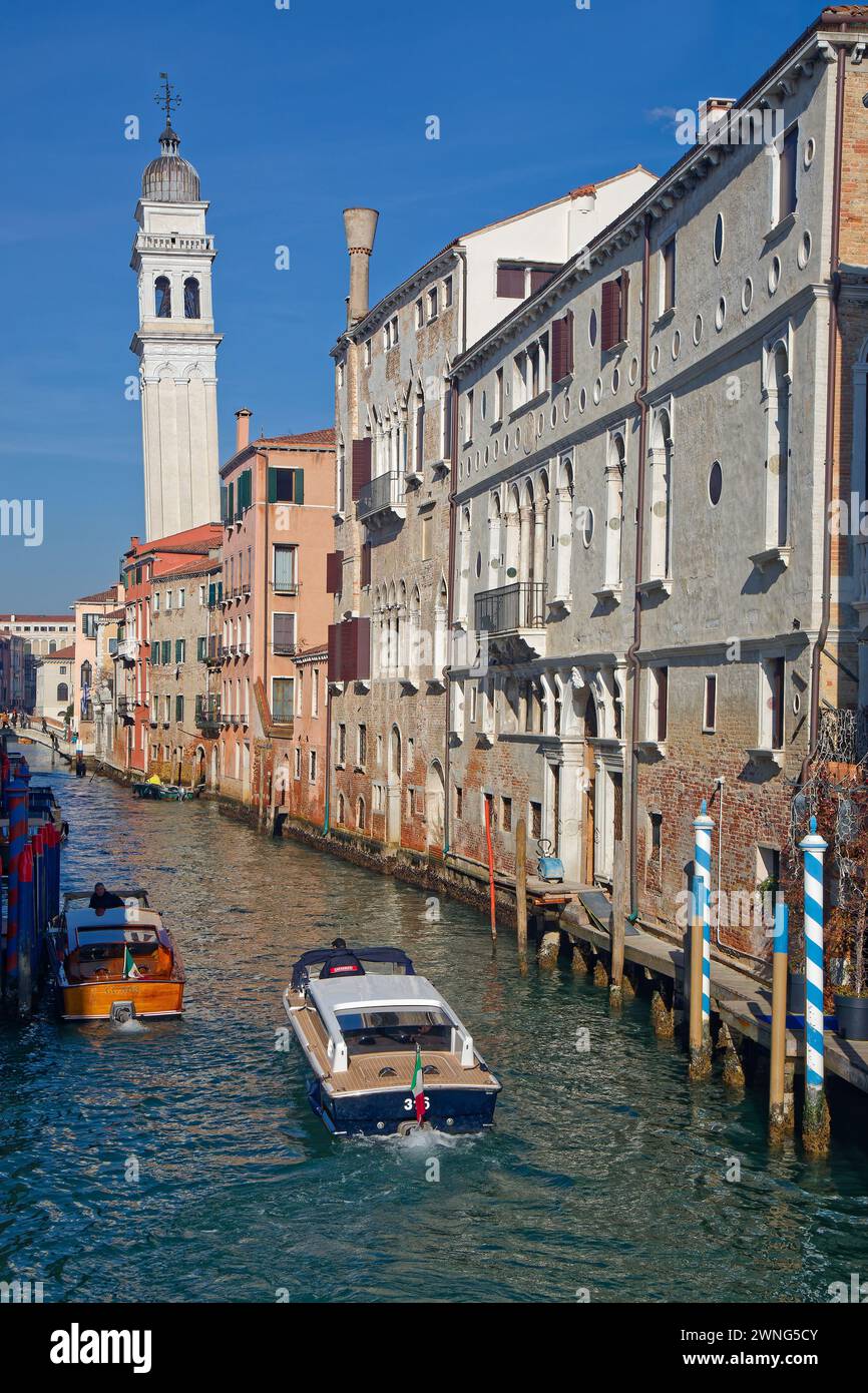 VENEZIA, ITALIA, 2 febbraio 2024: Le motoscafi sono mezzi di trasporto rapido nei canali di Venezia Foto Stock