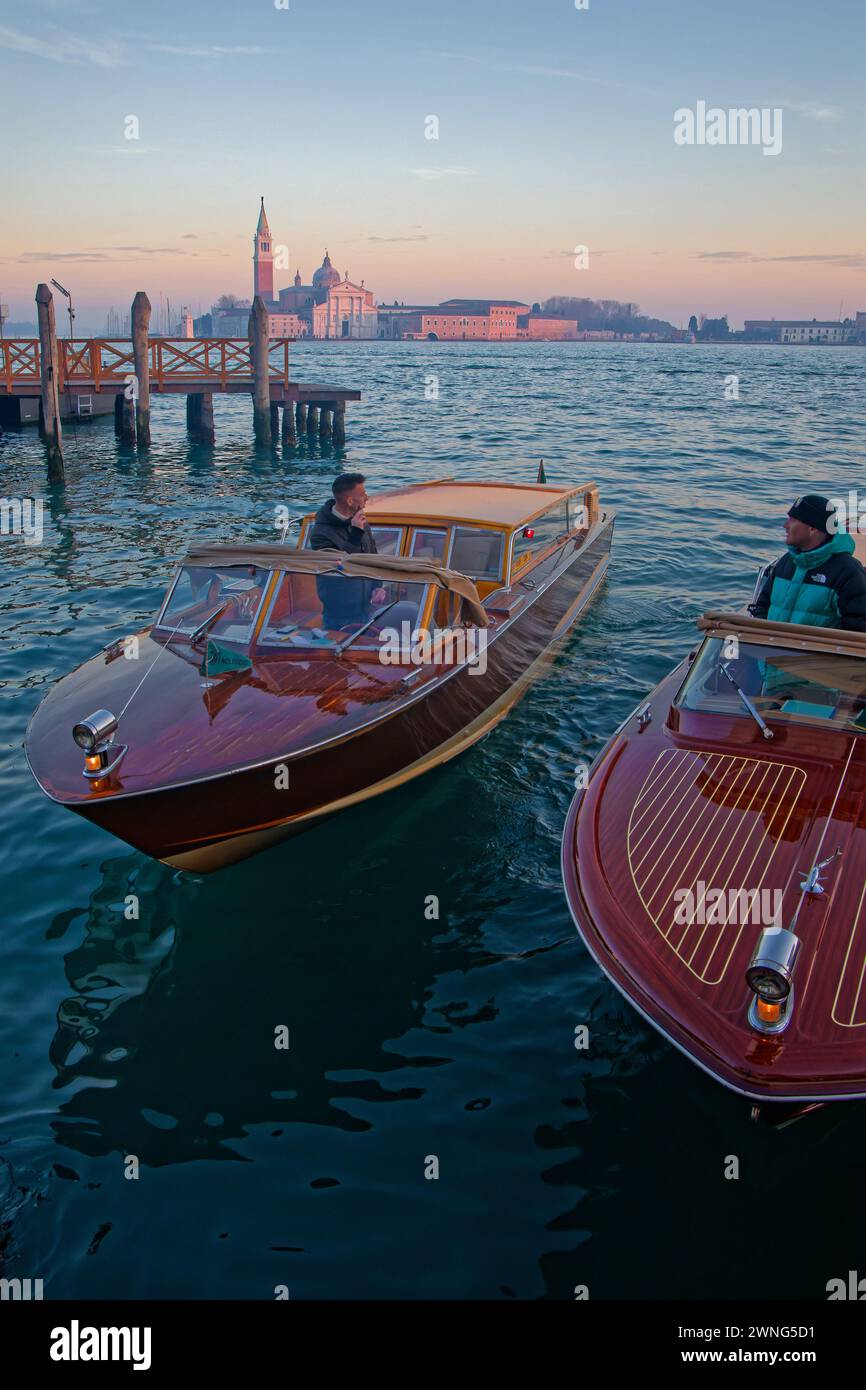 VENEZIA, ITALIA, 2 febbraio 2024 : le motoscafi sono mezzi di trasporto rapido nei canali e nella laguna di Venezia Foto Stock