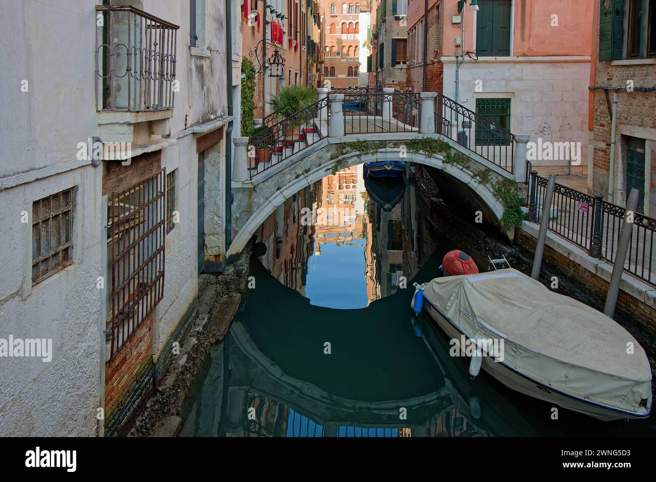 VENEZIA, ITALIA, 3 febbraio 2024: Venezia ha più di 175 canali che ancora oggi forniscono il mezzo per il trasporto di merci e persone all'interno dell'ic Foto Stock