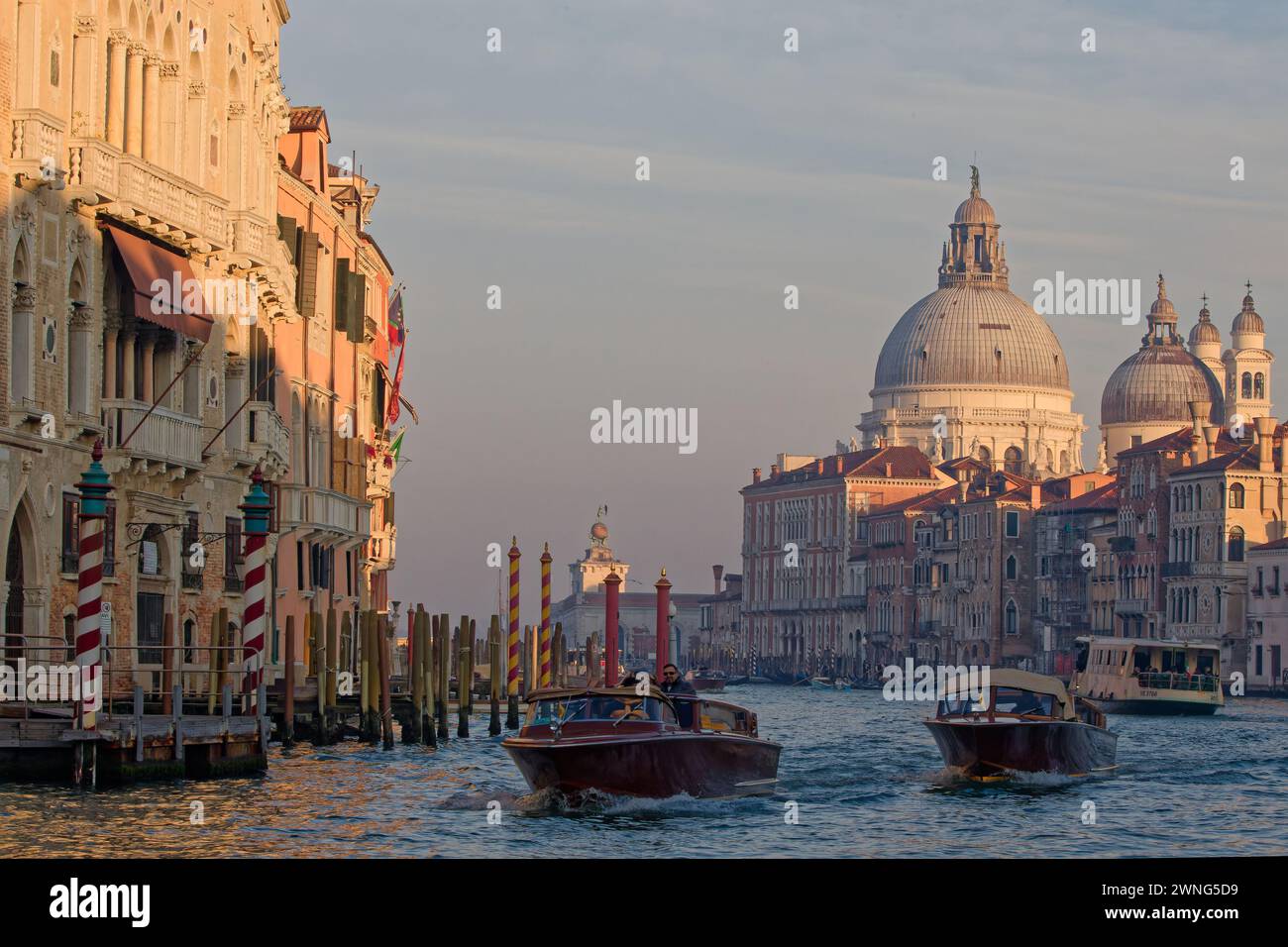 VENEZIA, ITALIA, 3 febbraio 2024: Le motoscafi sono mezzi di trasporto rapido sul Canal grande di Venezia Foto Stock
