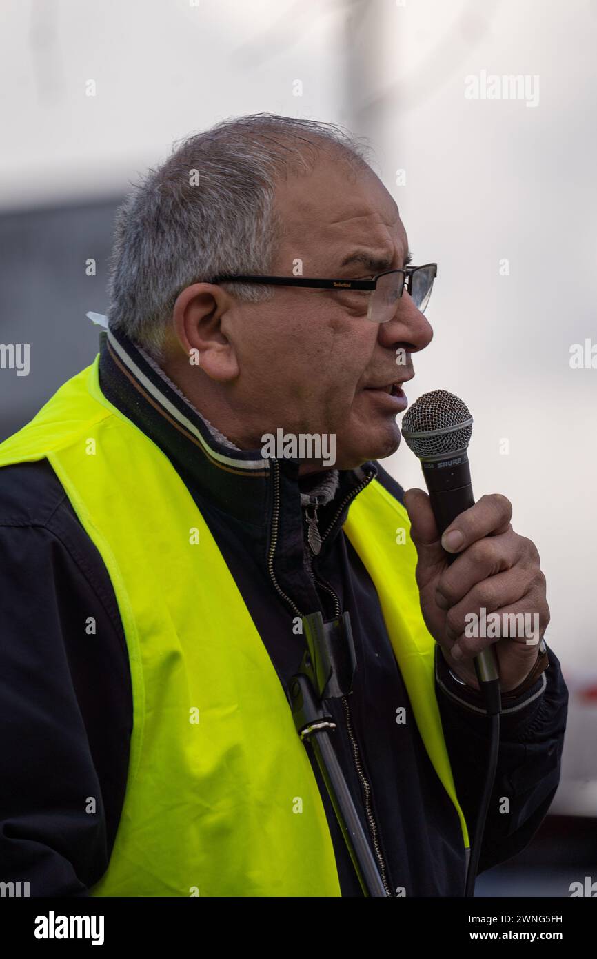Glasgow, Scozia, Regno Unito. 2 marzo 2024. I manifestanti pro-palestinesi marciano all'Emirates Arena di Glasgow per protestare contro la partecipazione di atleti israeliani ai Campionati mondiali di atletica leggera indoor del 2024 e per chiedere un cessate il fuoco a Gaza. Crediti: R.Gass/Alamy Live News Foto Stock