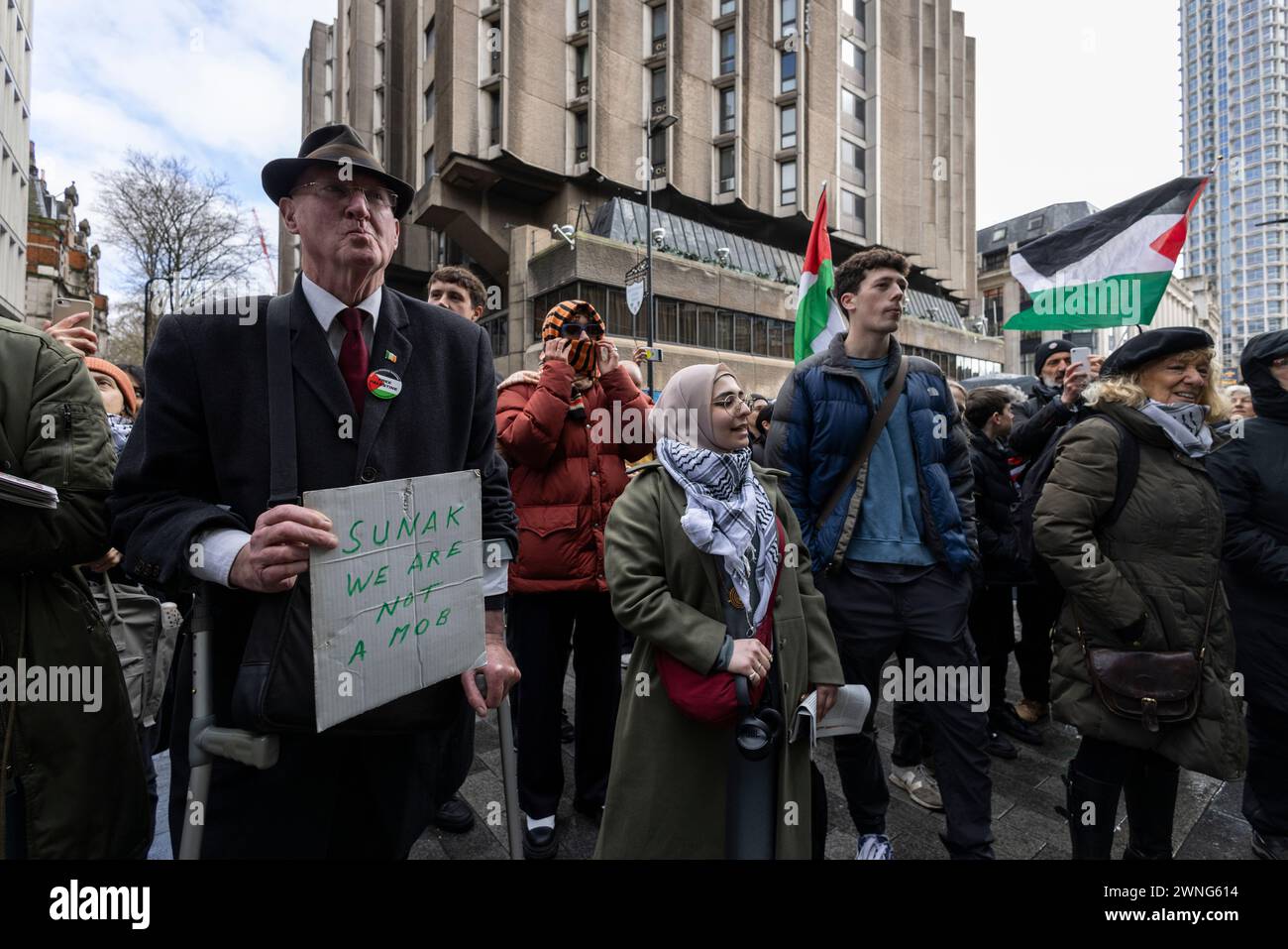 Attivisti pro Palestine fuori Barclays Bank su Tottenham Court Road protestano contro la banca che investe in aziende che forniscono armi a Israele, Regno Unito Foto Stock