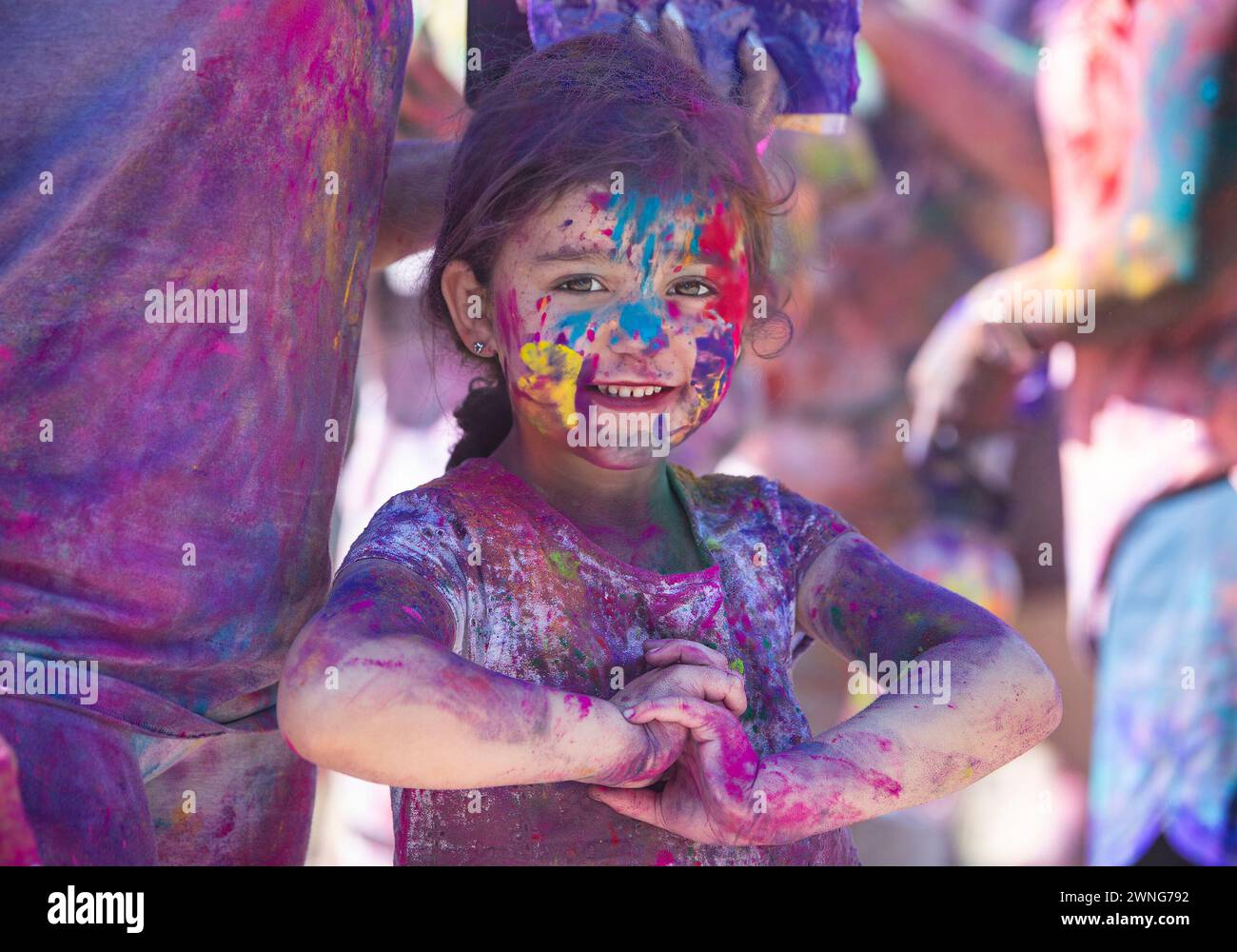 Christchurch, nuova Zelanda. 2 marzo 2024. I Revelers sono ricoperti di polveri colorate al Festival dei colori di Holi. La festa indù di Holi celebra la fine dell'inverno e l'inizio della primavera, e il trionfo del bene sul male. (Immagine di credito: © PJ Heller/ZUMA Press Wire) SOLO PER USO EDITORIALE! Non per USO commerciale! Foto Stock